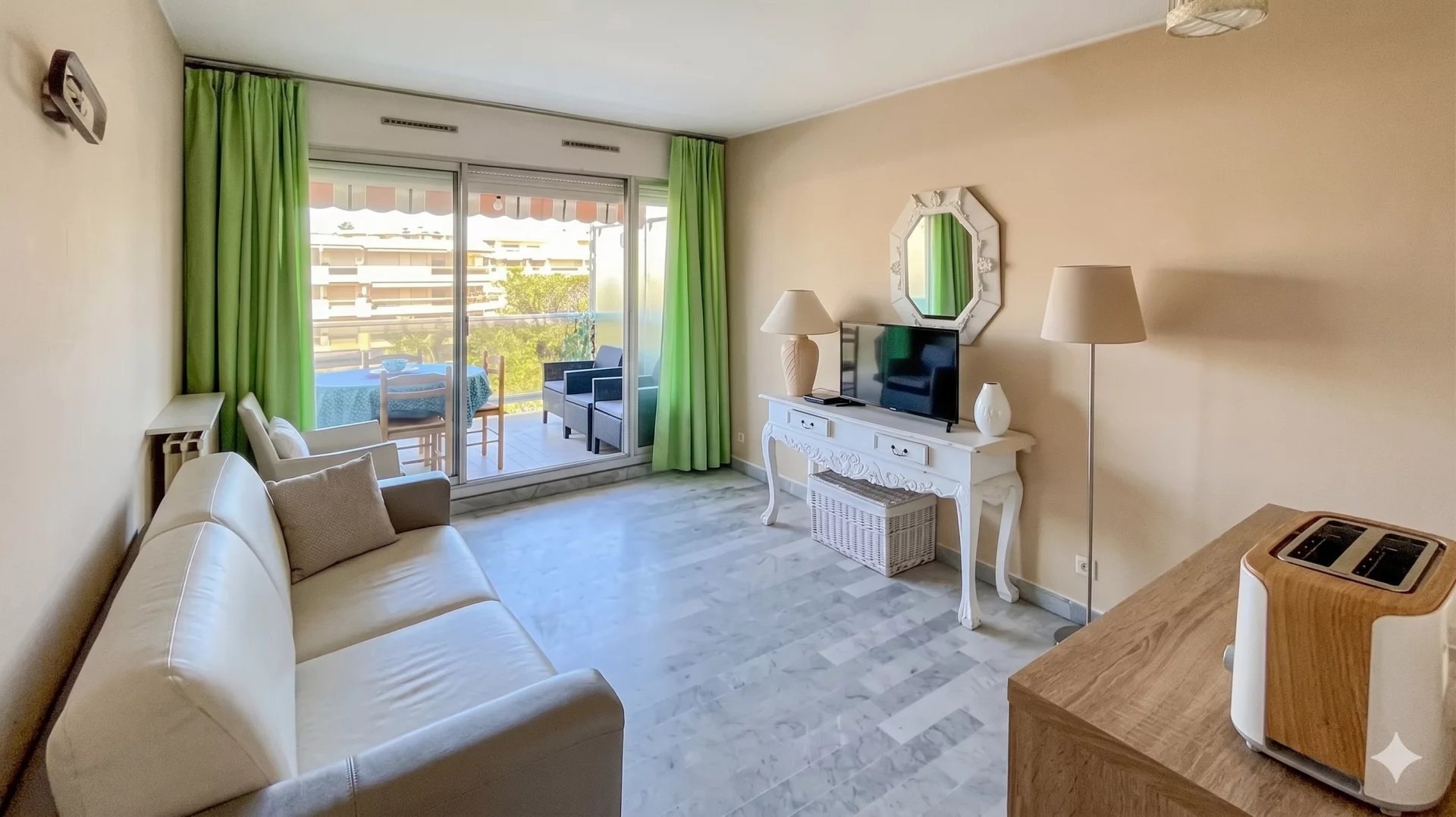 À deux pas d’Antibes et Juan-les-Pins – Studio cabine en résidence sécurisée avec parc et piscine - Photo 4