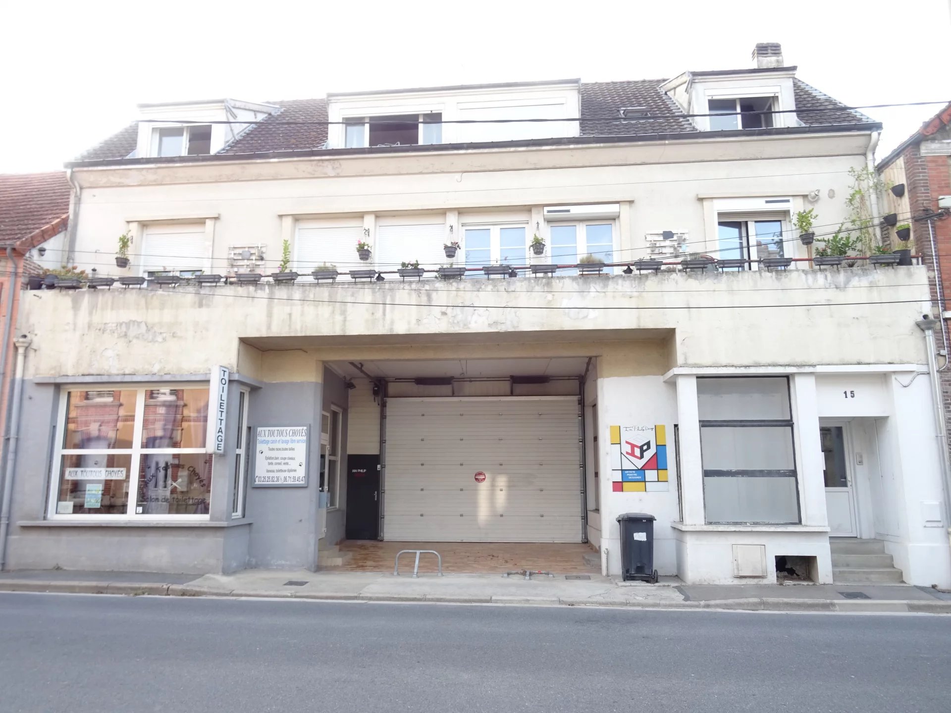 Ensemble immobilier de 2 locaux commerciaux