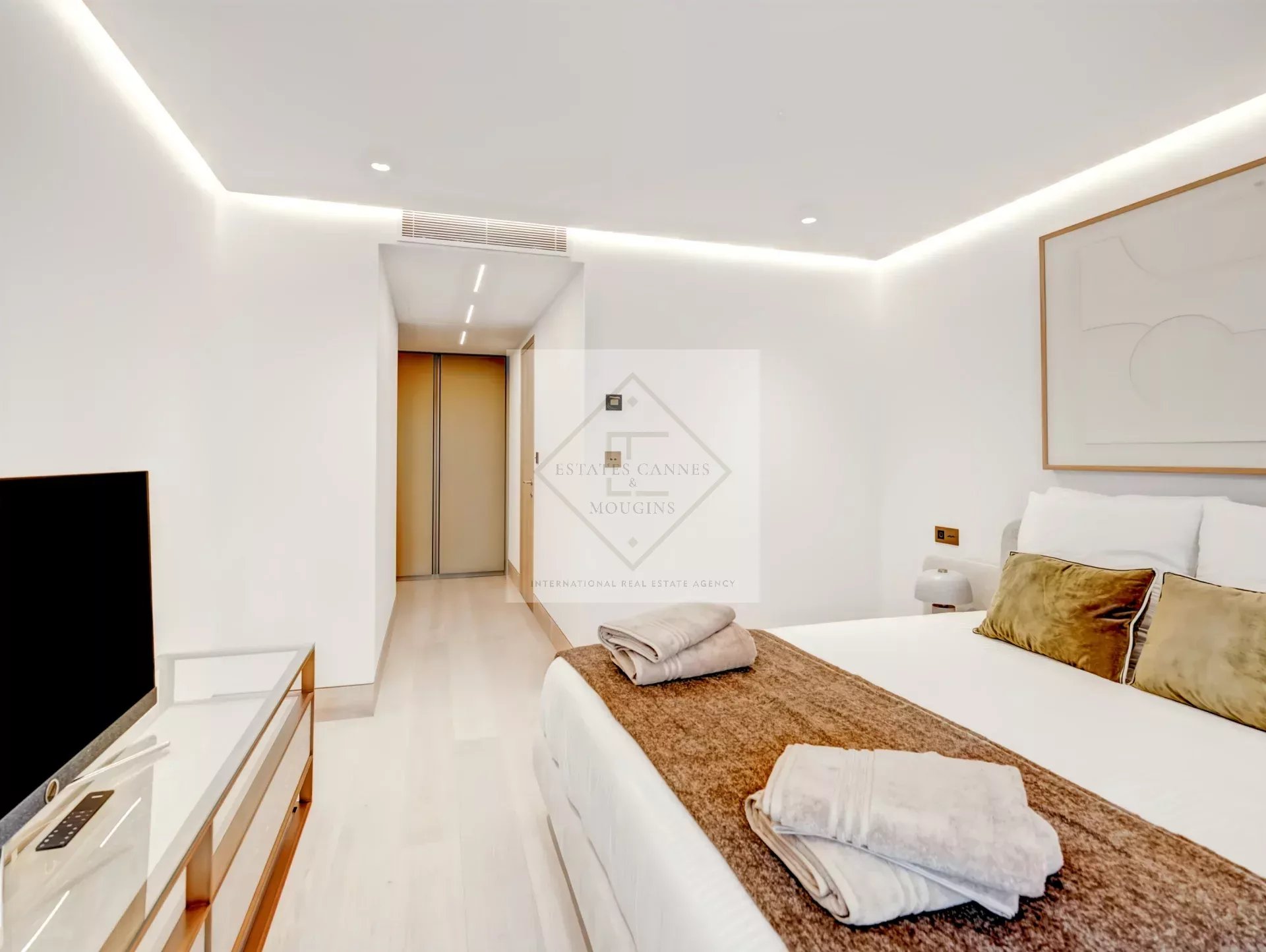 Cannes – Croisette : Appartement d’exception dans résidence historique avec vue mer panoramique — photo 22