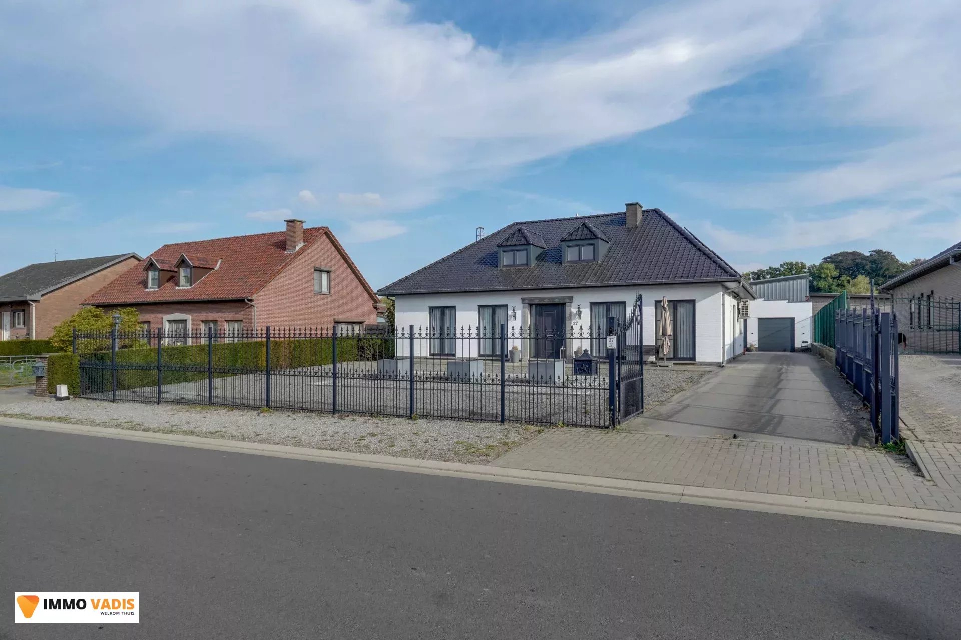 Te koop op lijfrente - Comfortabele villa met drie slaapkamers, twee garages en een magazijn.