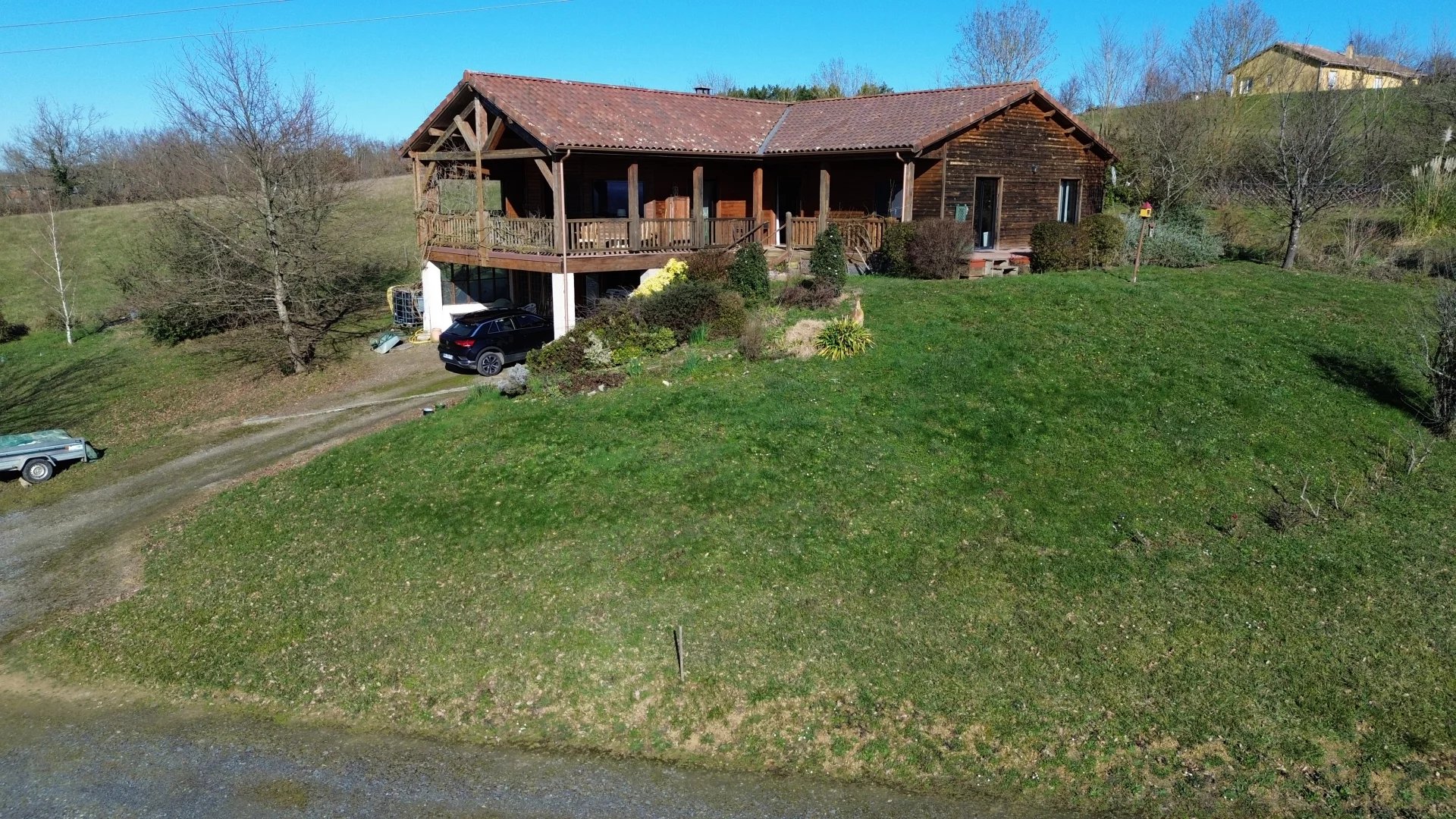 Ensemble immobilier composé de 2 chalets sur 6 200m2 de terrain