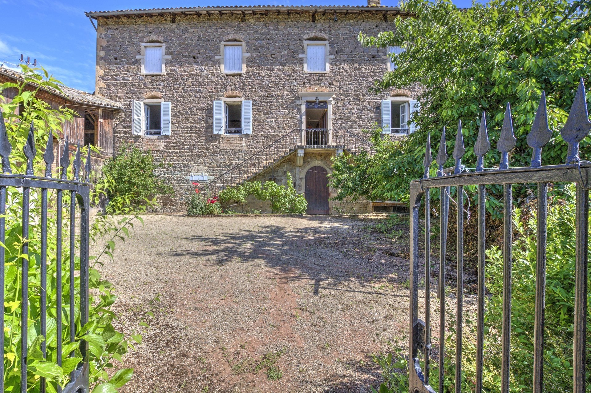 Maison ancienne avec grandes dépendances