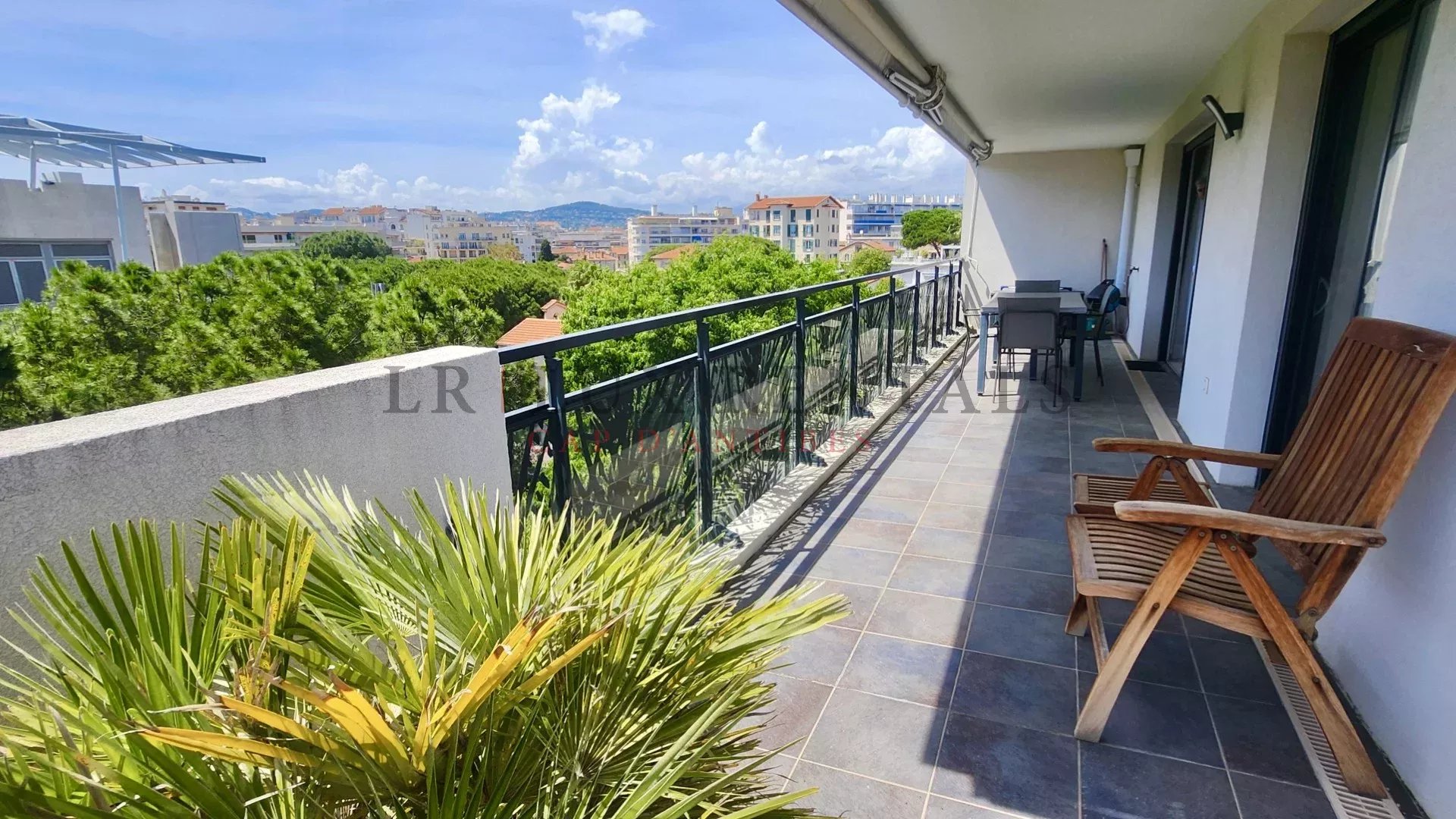 3P Juan Les Pins heart of the Pinède