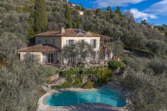 Elegant villa in a dominant position with sea views and olive grove — photo 1 of 7