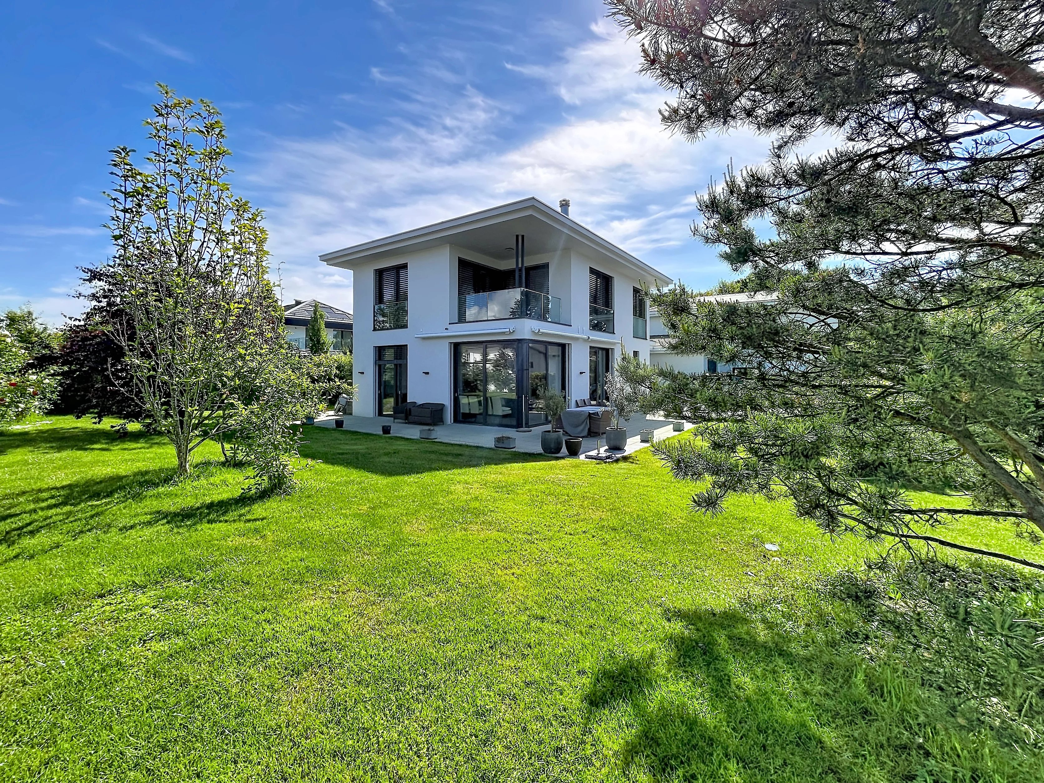 Magnificent contemporary villa just steps from the lake – Mies