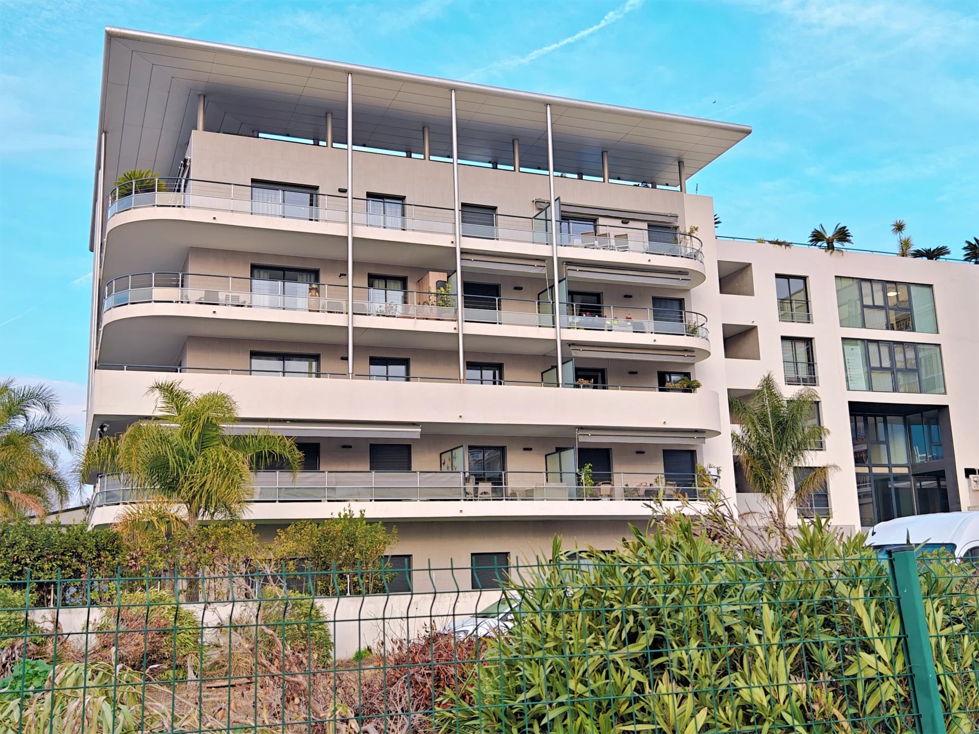 DERNIER ETAGE T3 70 M² - RESIDENCE 2013 - PLAGES 300M