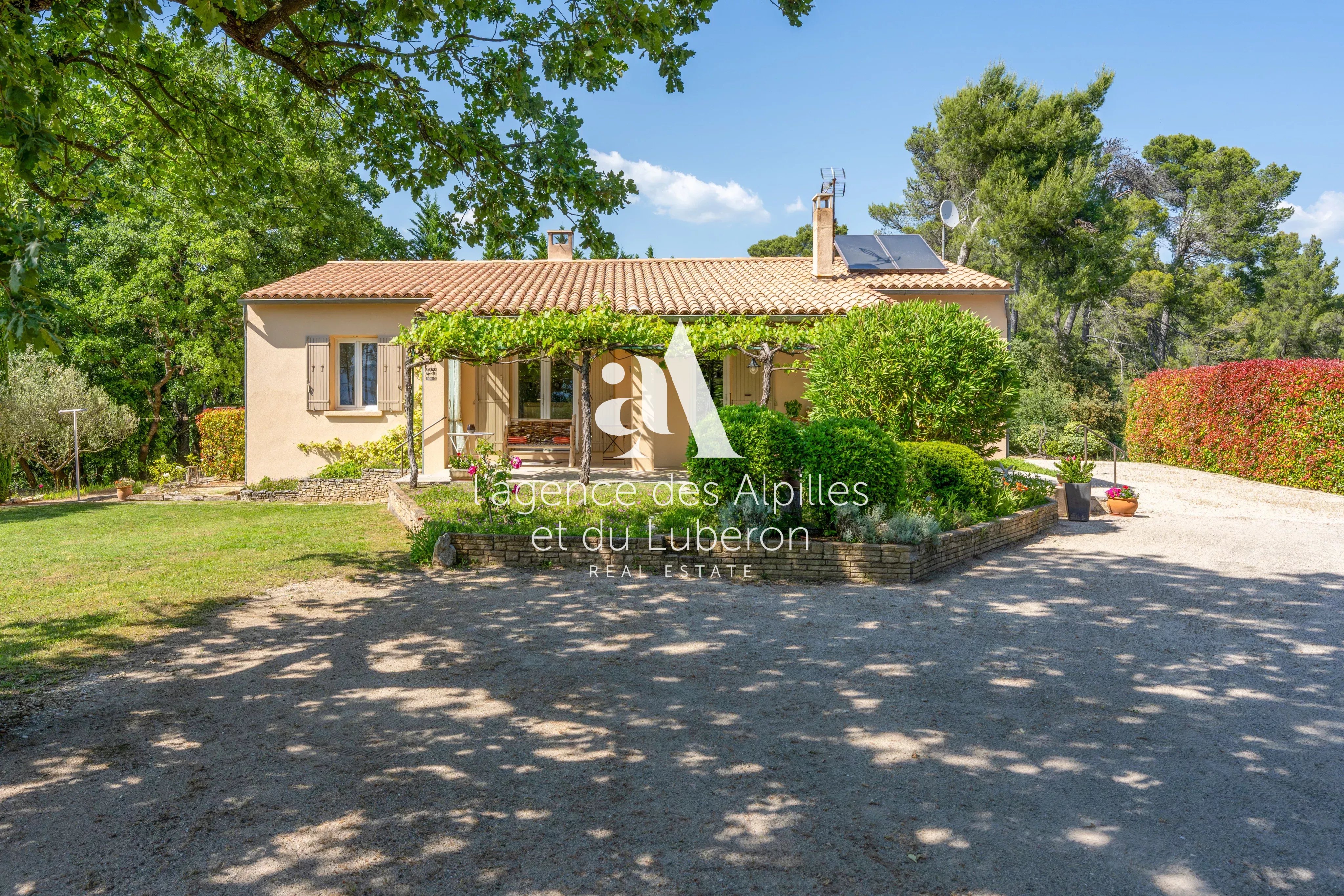 Charming Villa with Pool in Goult, 3 Bedrooms, 137 m²