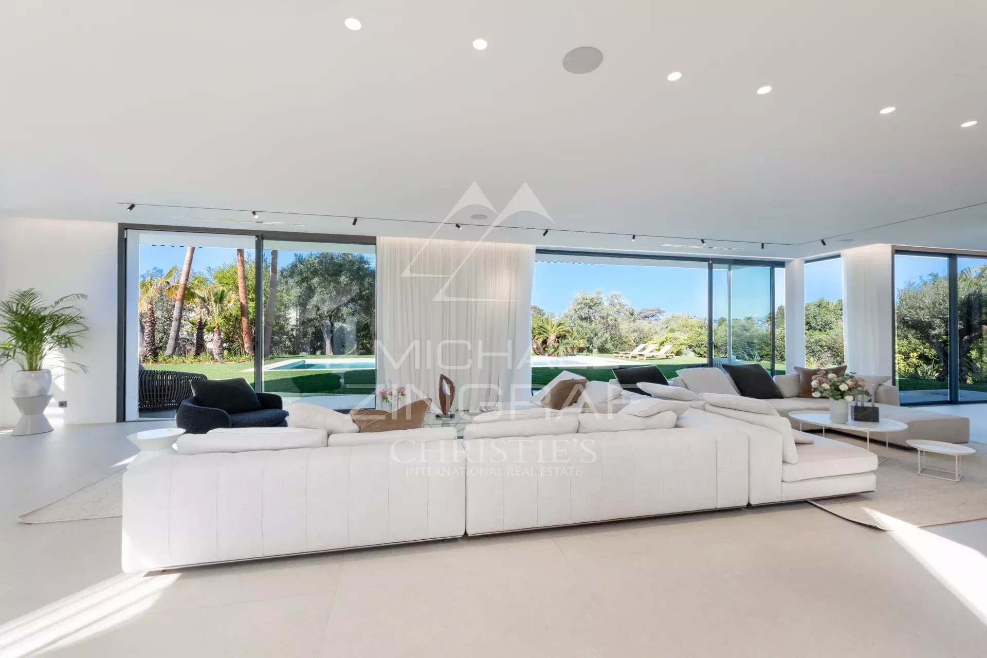8 Bedroom Villa/Townhouse's Image 3
