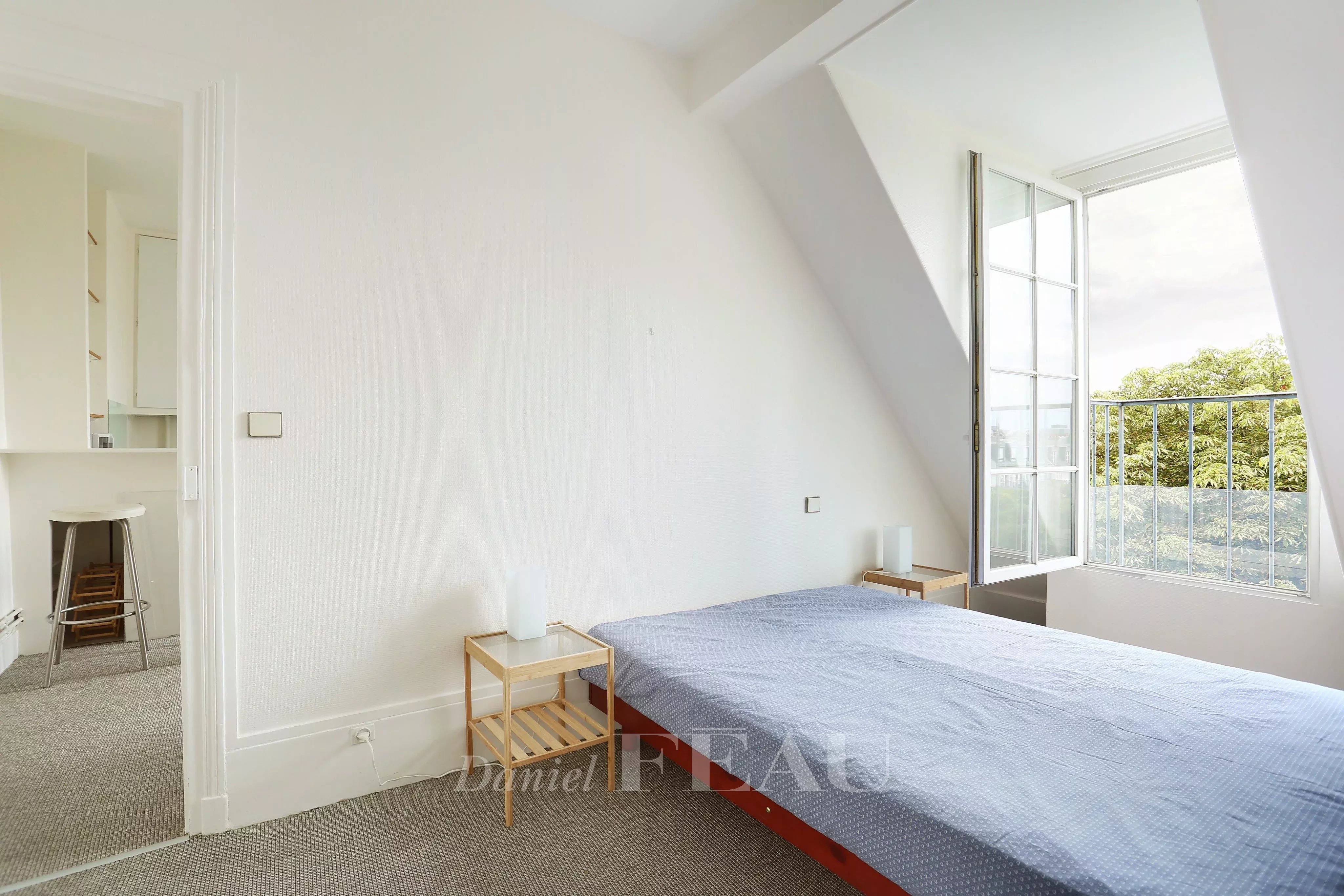Bedroom Natural light Carpet