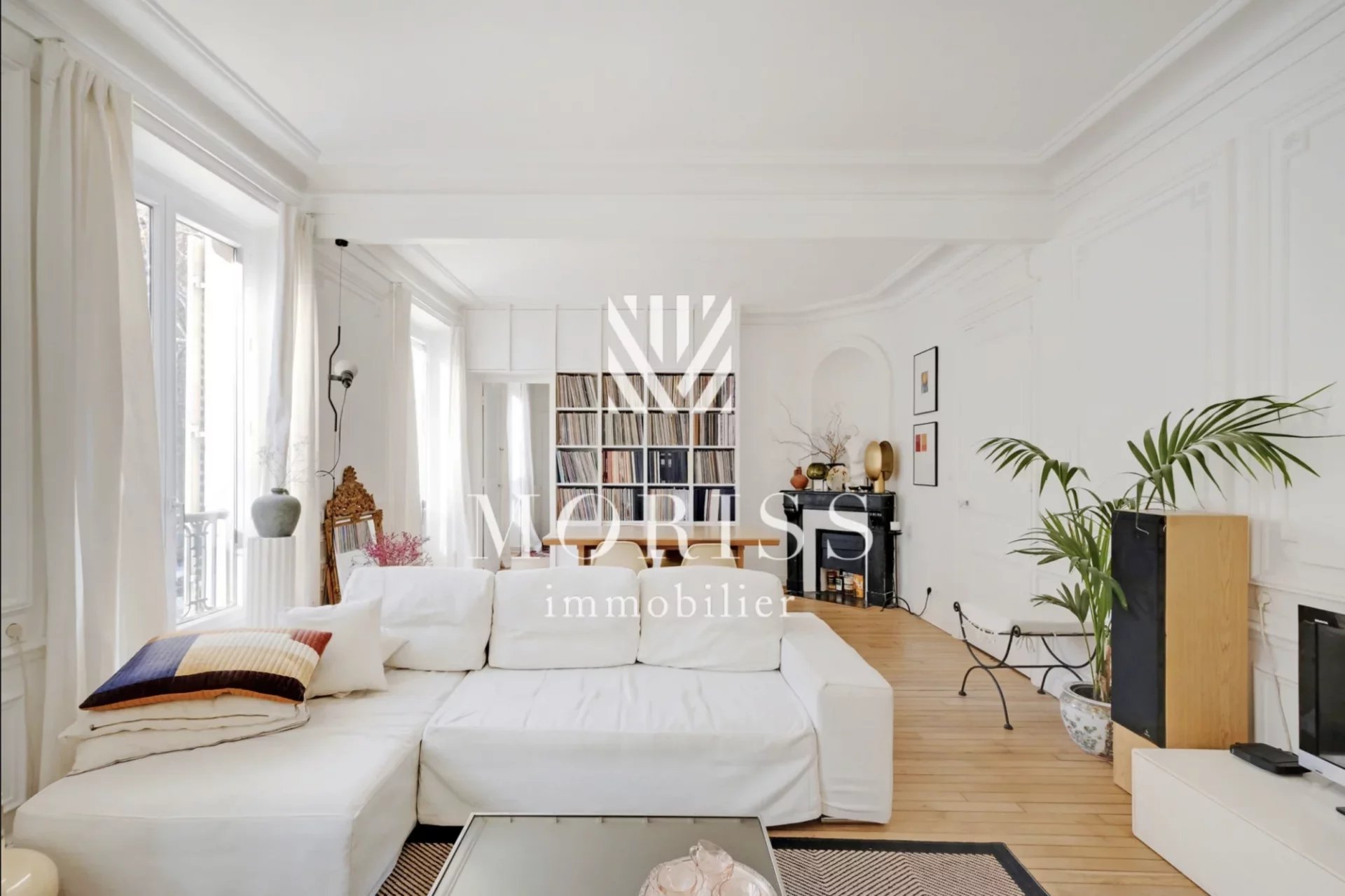 Appartement rénové avec balcon filant — étage élevé et excellent - Image Array