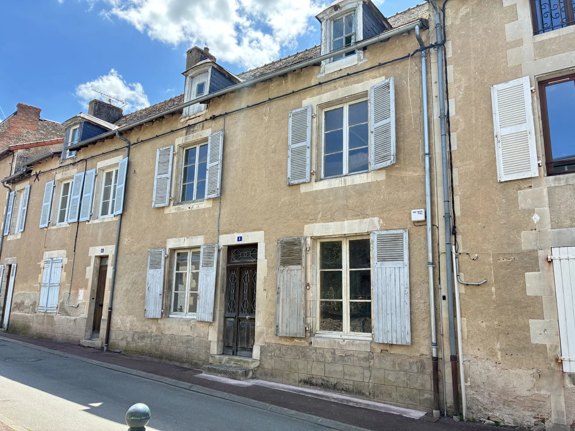 Townhouse to renovate in the heart of Montmorillon