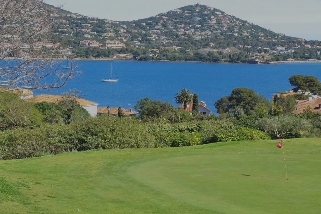 AGAY CAP ESTEREL T3 trame large, vue mer et Esterel, parking privé