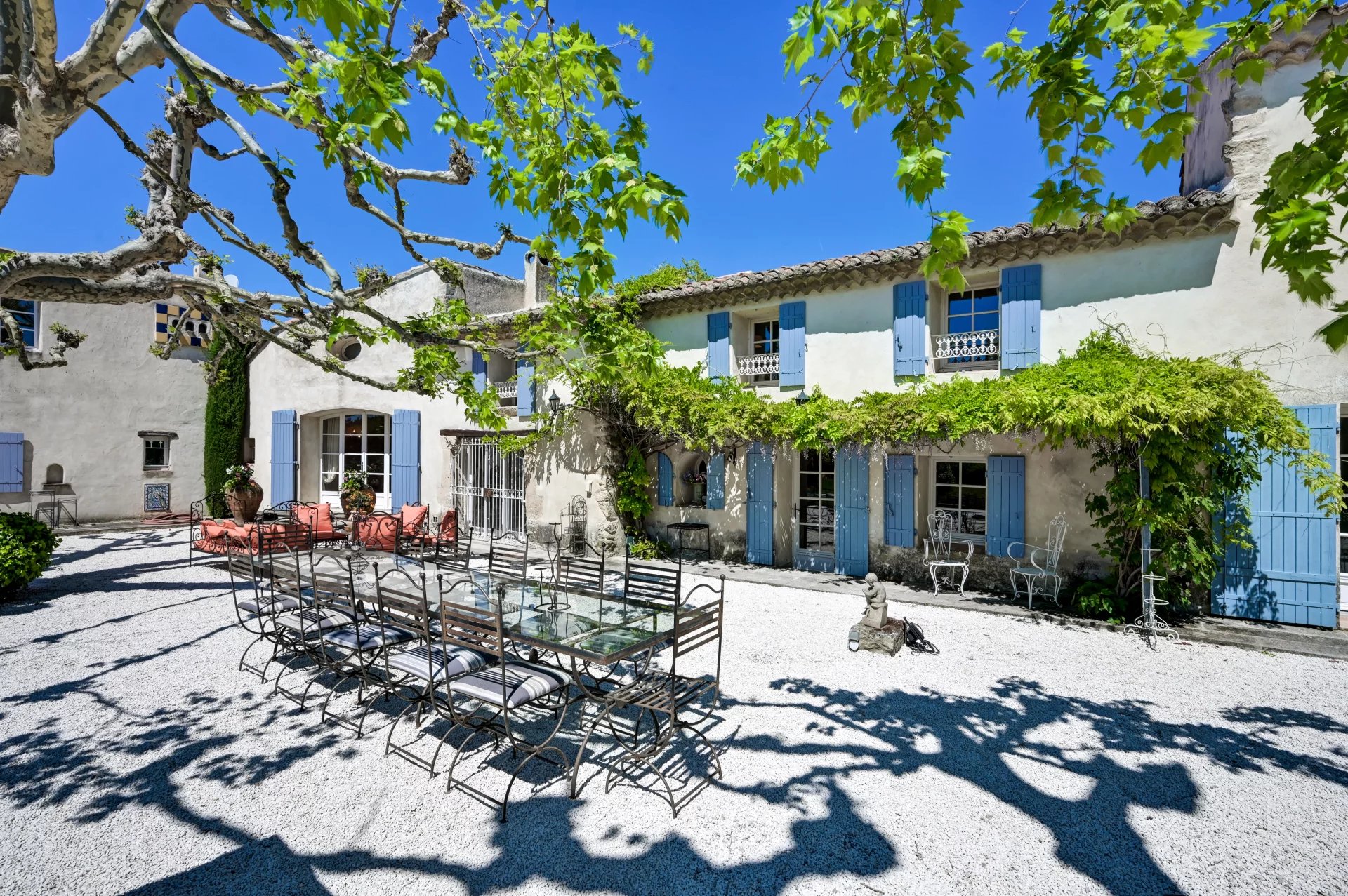 Entre Aix-en-Provence, Lourmarin et Avignon – Authentique mas provençal du XVIIIᵉ siècle – 500 m² habitables – Vue sur le Luberon et les Alpilles – Terrain de 3 hectares - picture 3