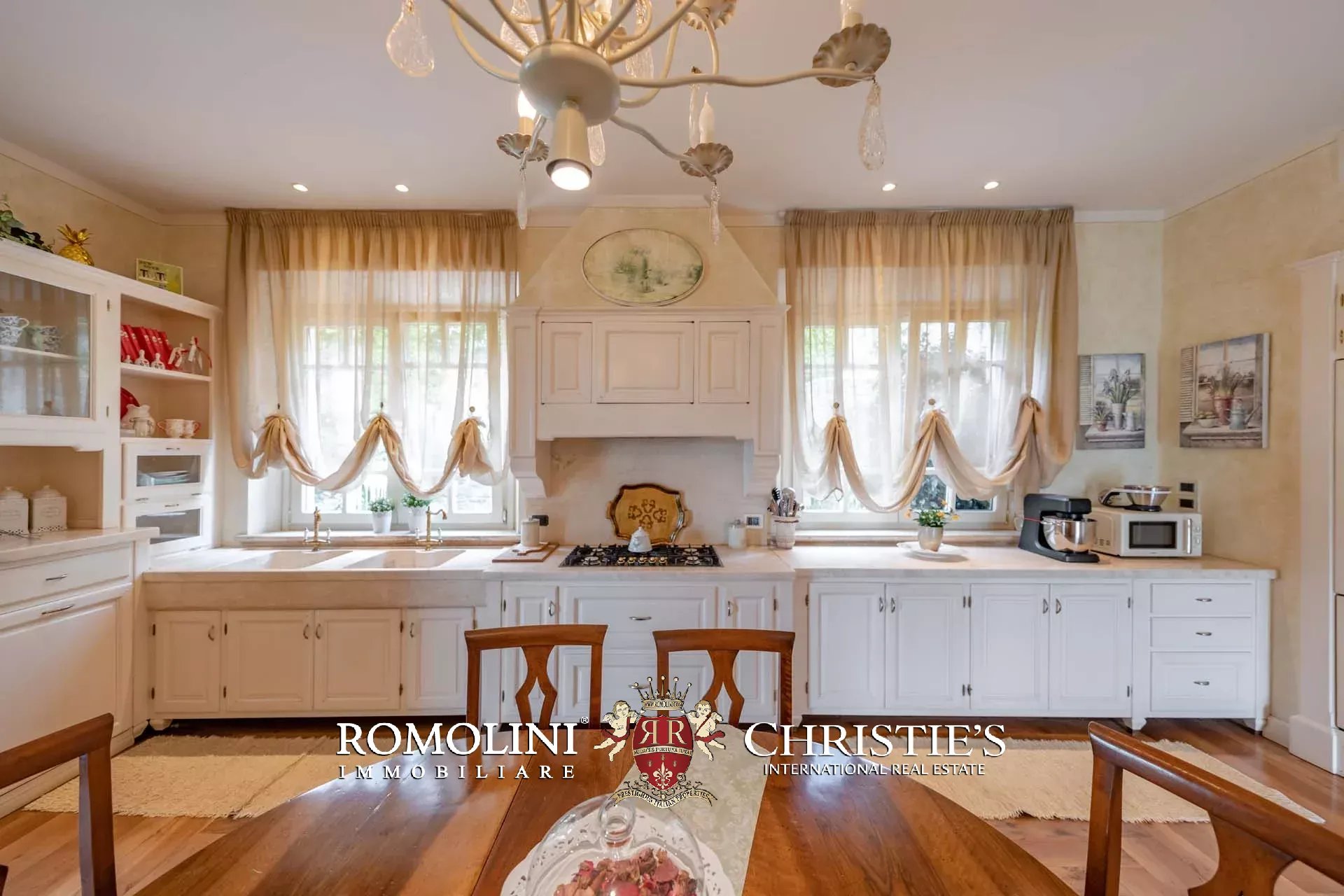 10 Bedroom Villa/Townhouse's Image 23
