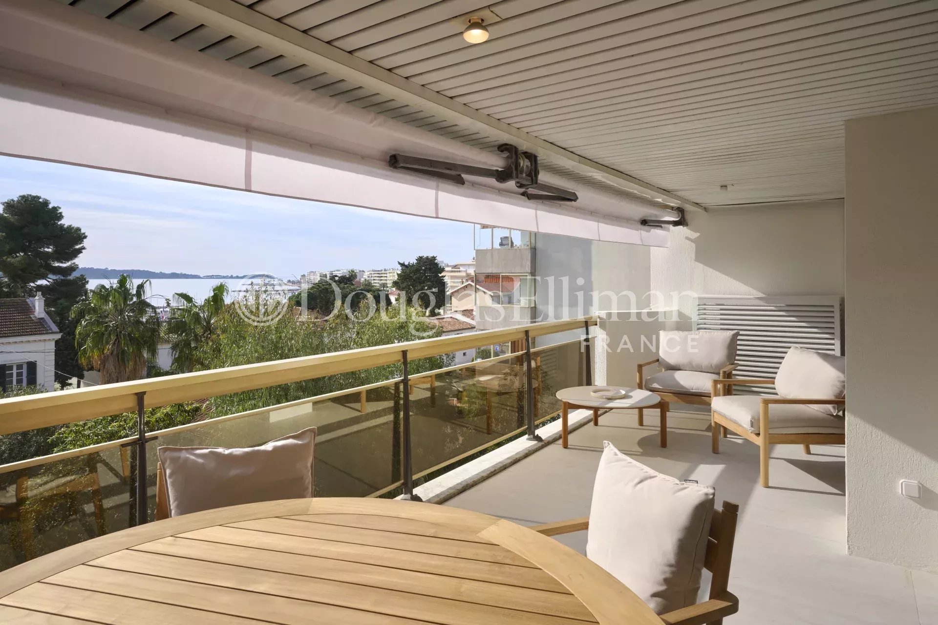 CANNES PALM BEACH – Appartement rénové avec vue mer - Image nᵒ2