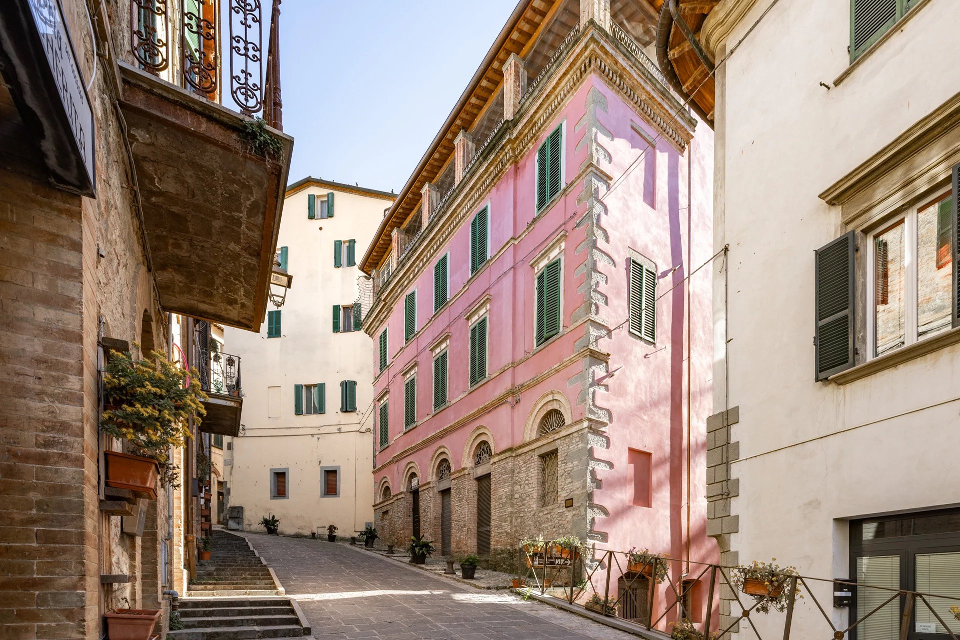  ELEGANTE PALAZZO STORICO CON TERRAZZE E GIARDINO IN VENDITA A UMBERTIDE