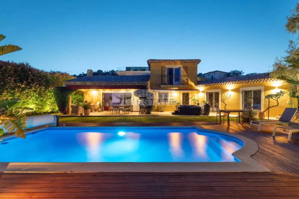 Villa for sale in Vallauris — RESIDENTIAL NEIGHBOURHOOD I FAMILY HOUSE I HEATED POOL