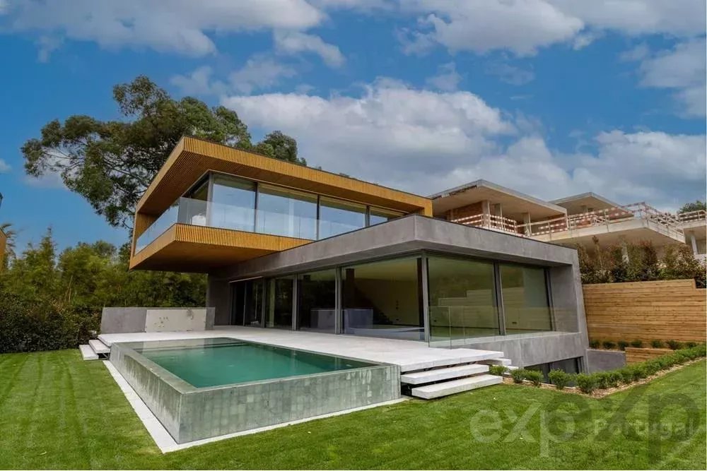 Independent new villa in an exclusive condominium of 4 luxury units.