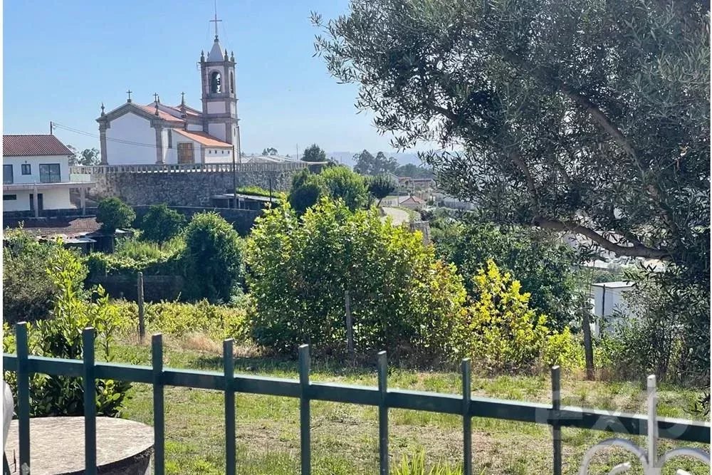Terreno junto à capela da Sra. da Aparecida em Torno Lousada