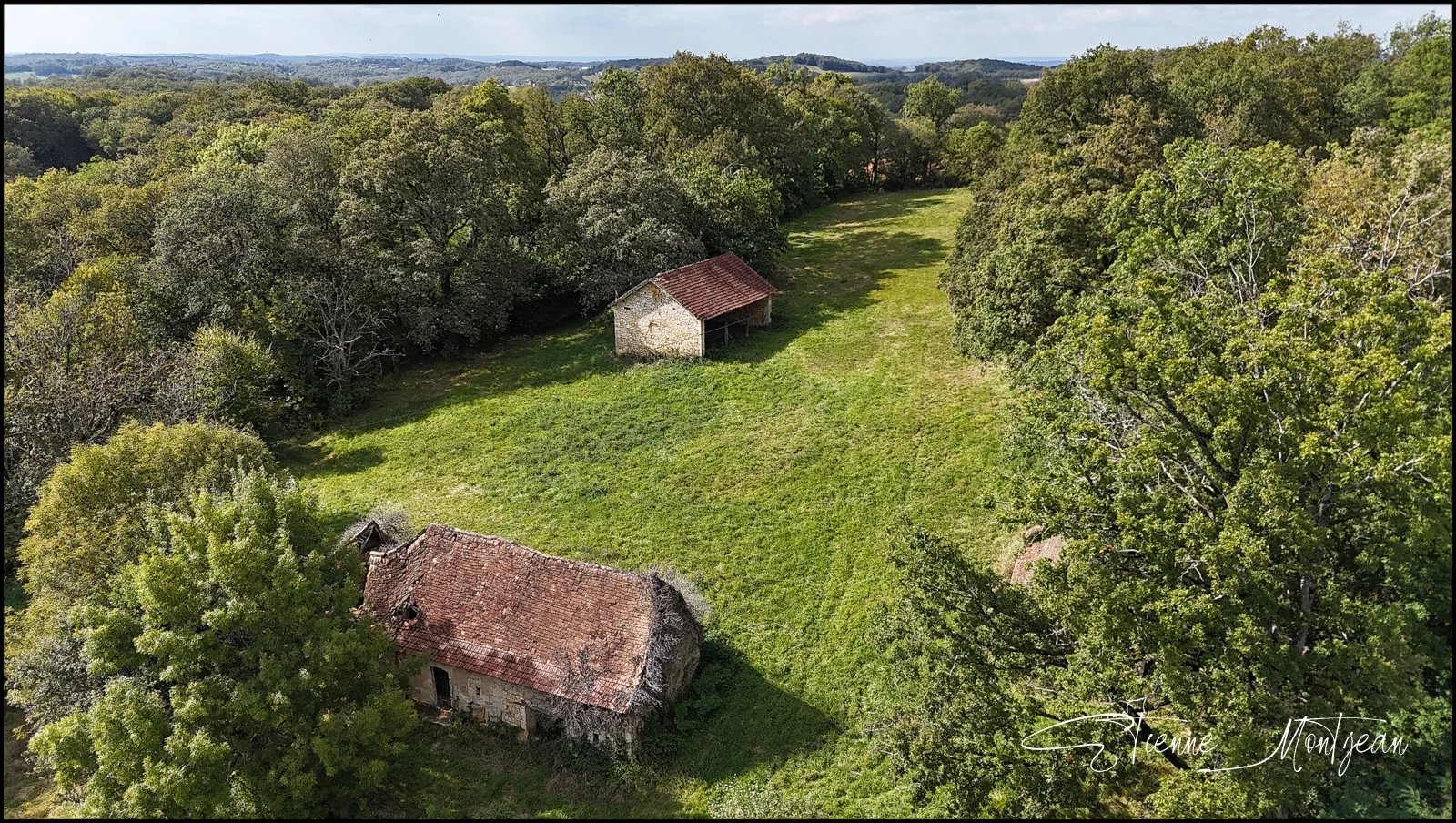 Ensemble immobilier en pierre à rénover, sans voisins, 3 hectares, bois, eau prés.