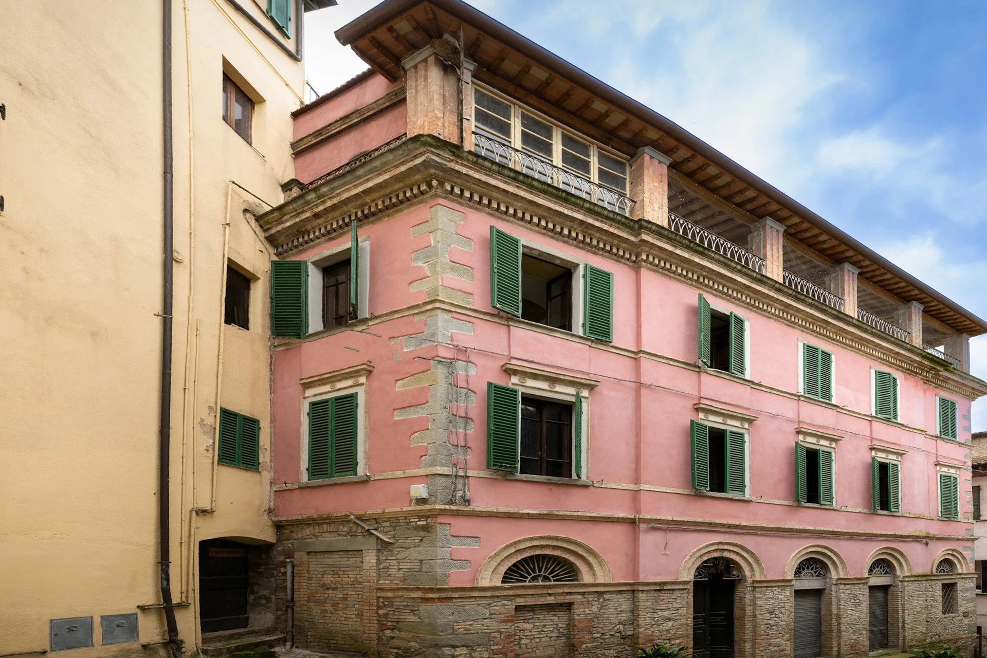  ELEGANT HISTORIC PROPERTY WITH TERRACES AND GARDEN FOR SALE IN UMBERTIDE