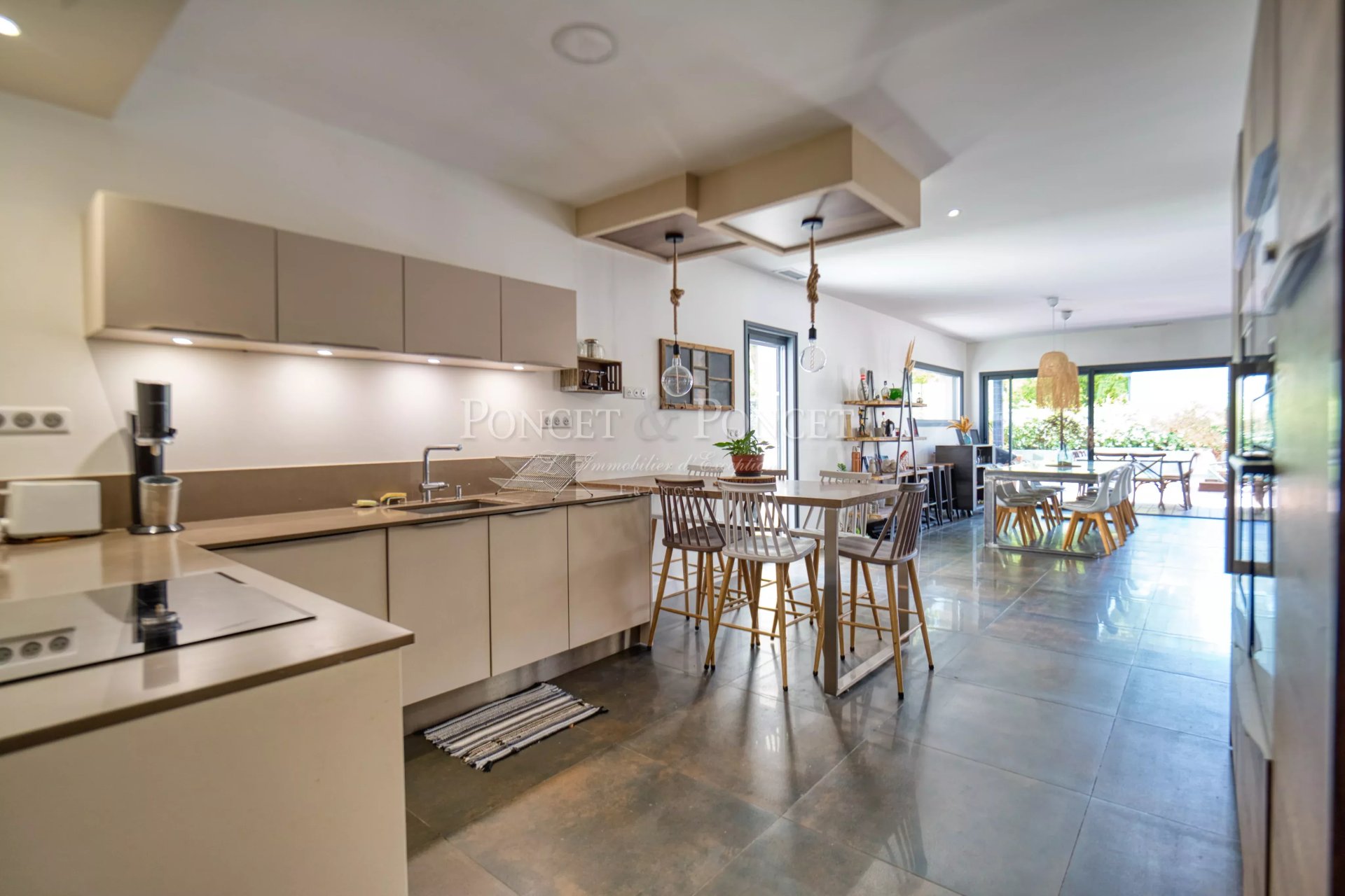 6 Bedroom Villa/Townhouse's Image 8