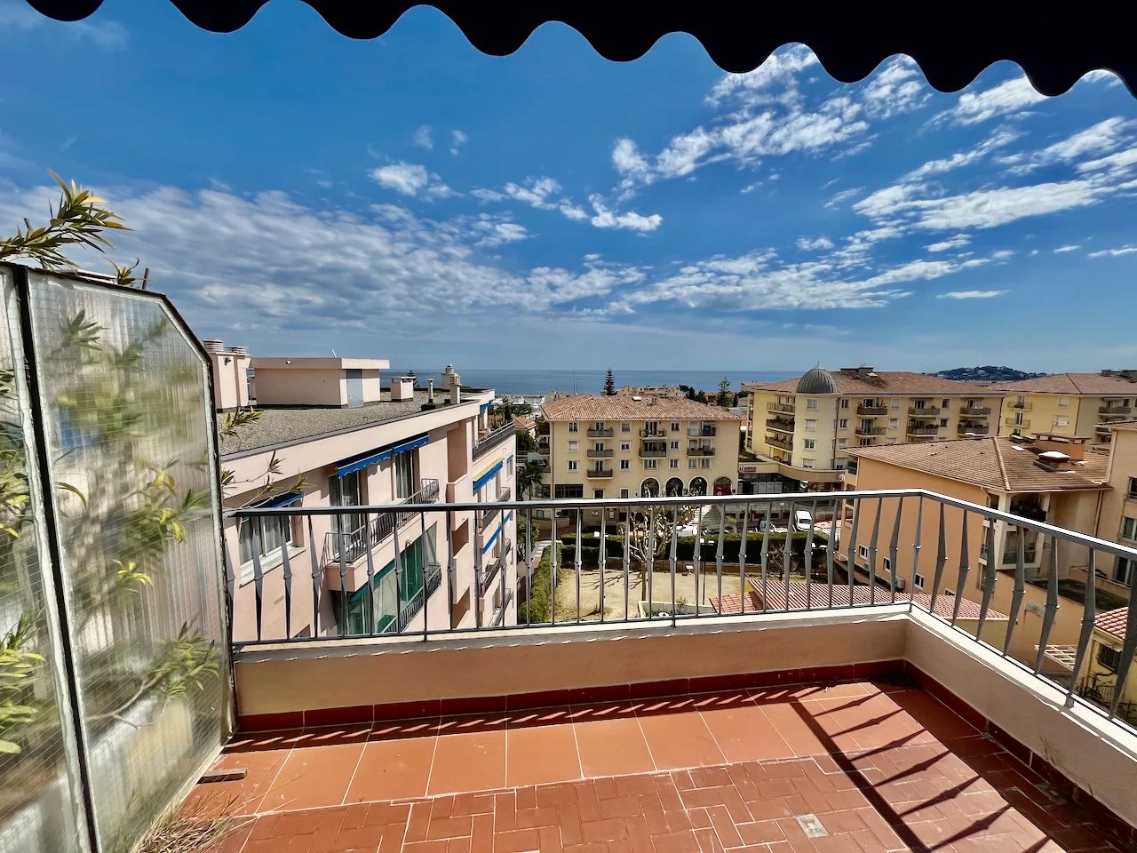 EXCLUSIVE BEAULIEU-SUR-MER MAGNIFICENT 3-ROOM APARTMENT OF 84.20M2 ON THE TOP FLOOR, TERRACES 24.20M2, V