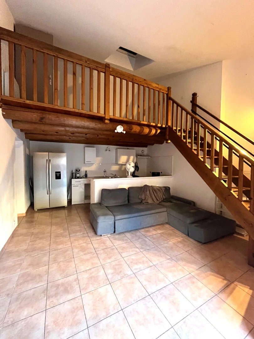 ROGNONAS - Appartement en duplex meublé dans le centre du village.