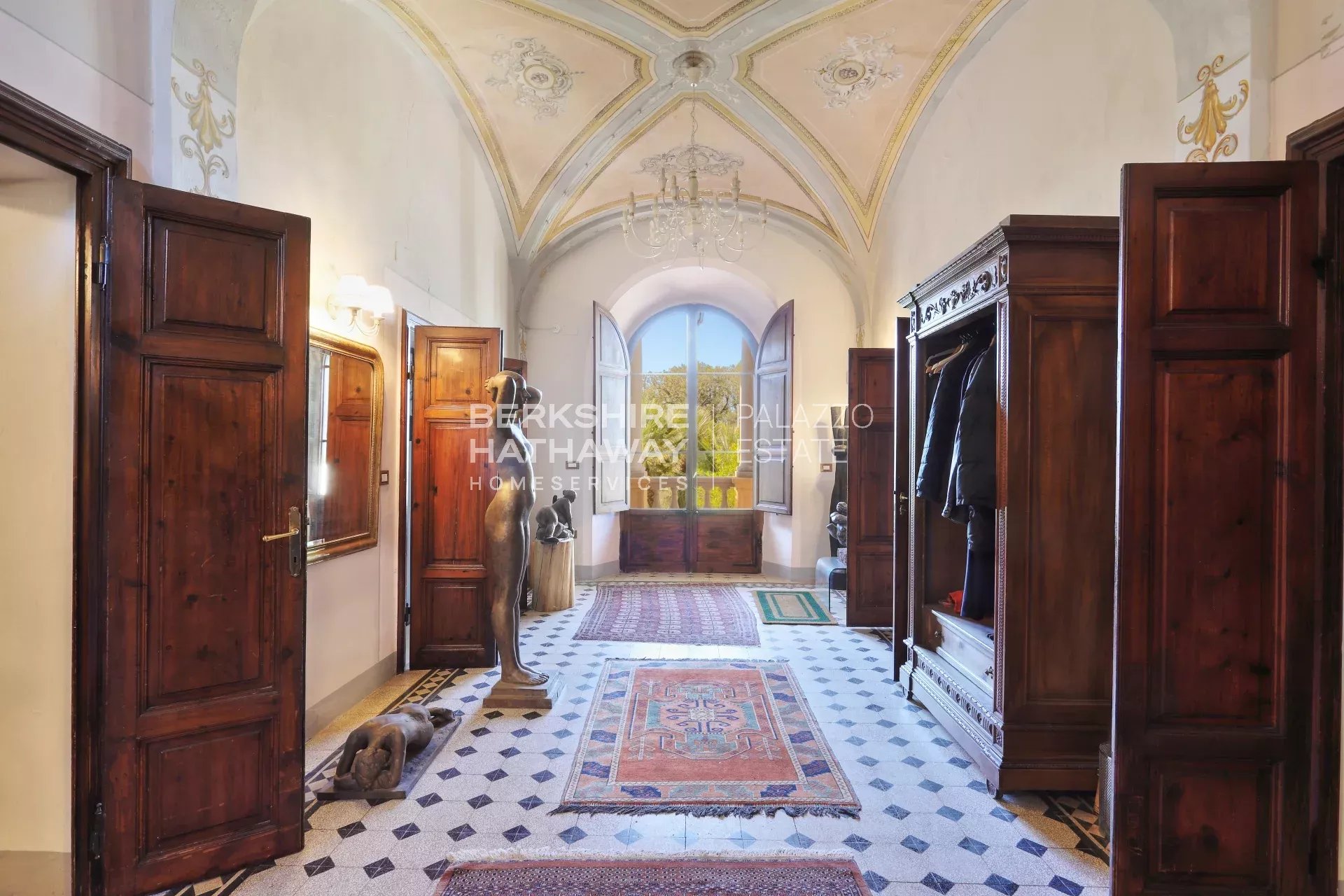 Elegante Villa d'Epoca con Vista Mare e Piscina a Riparbella