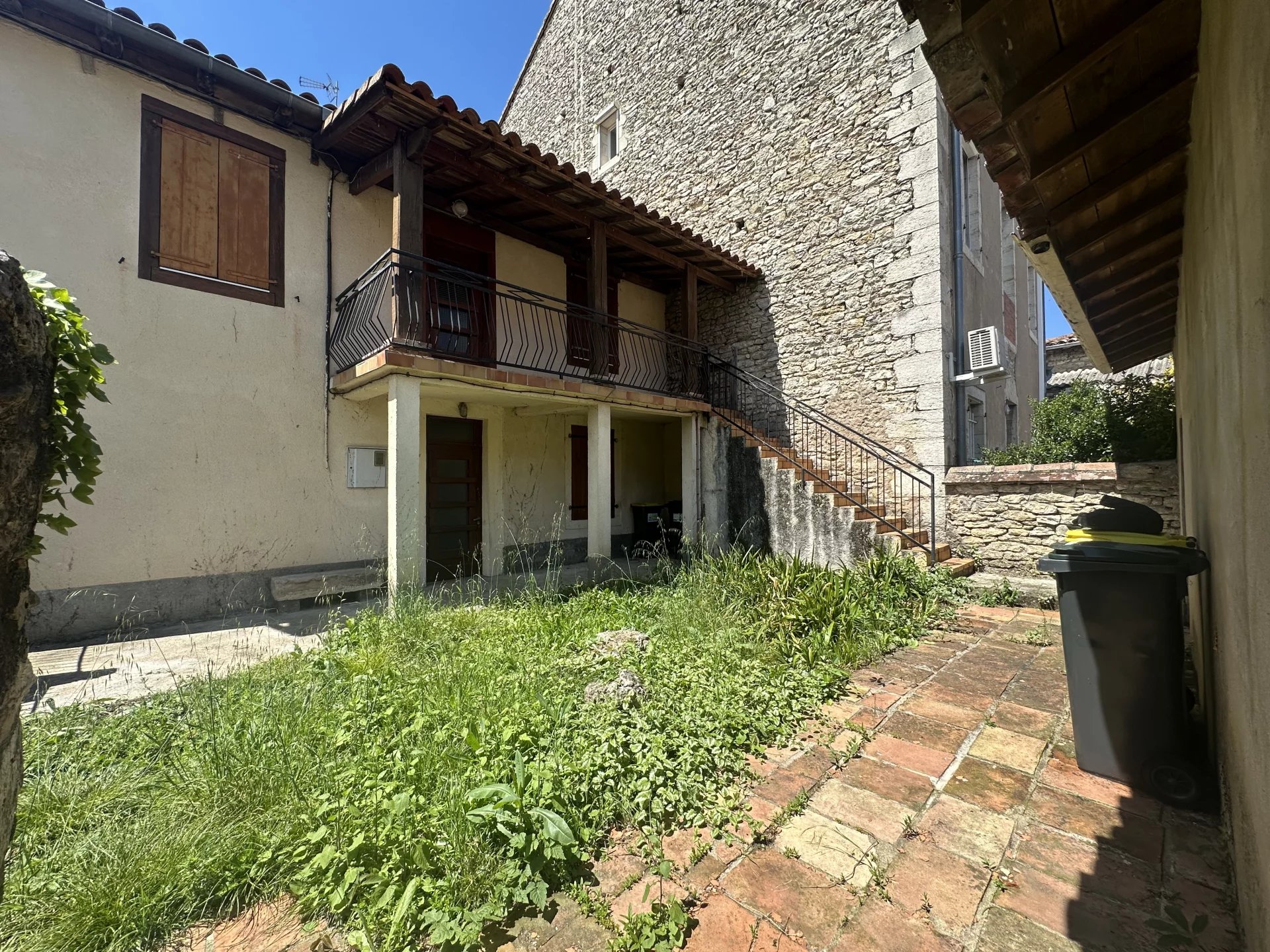Maison de 200 m² avec garages et cour