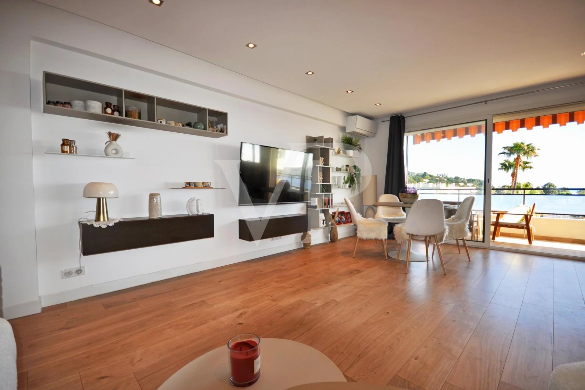 SEA VIEW APARTMENT BETWEEN TOWN AND POINTE CROISETT