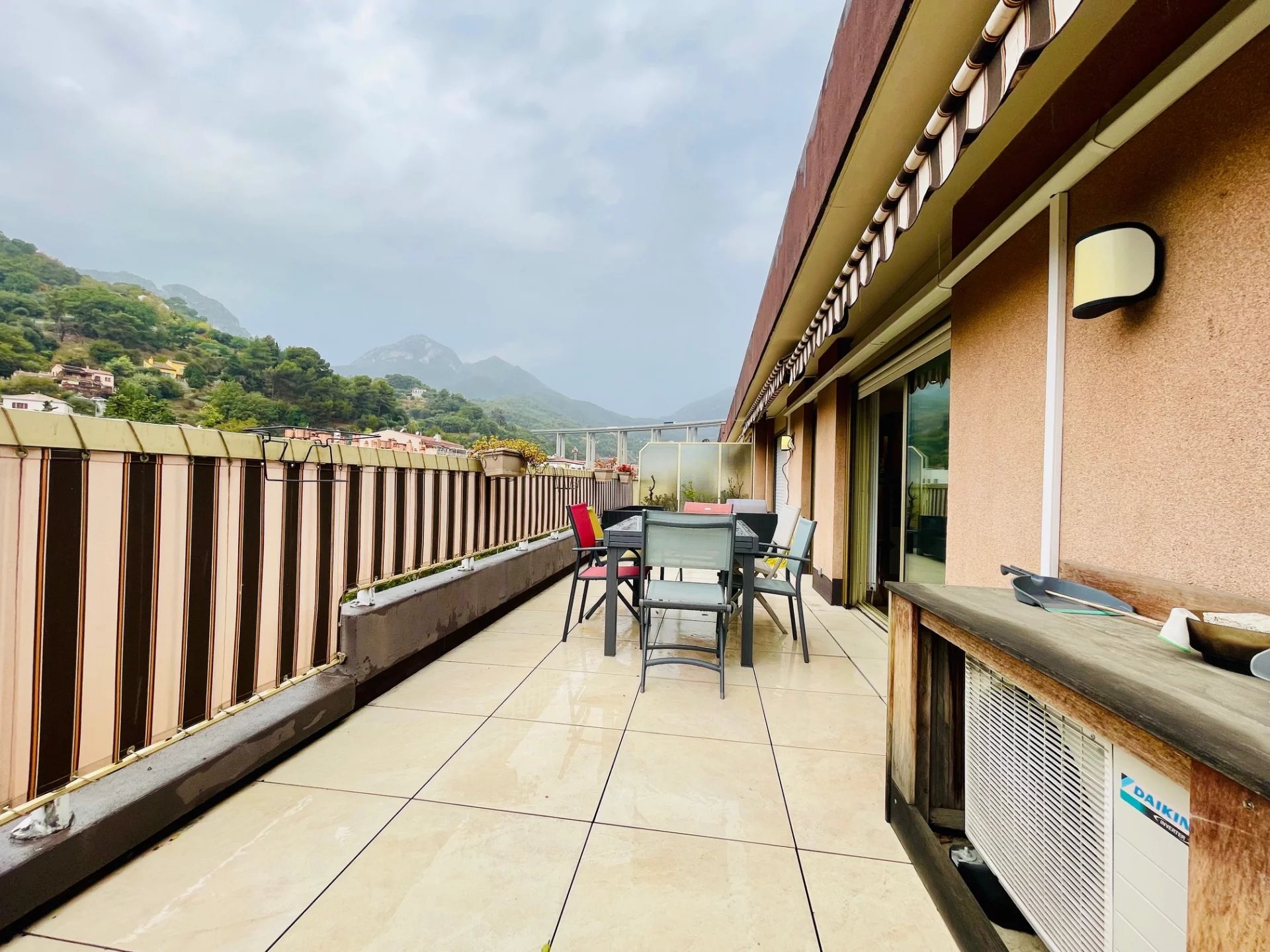 EXCLUSIVITE 3 pièces en DERNIER ETAGE avec cave et PARKING