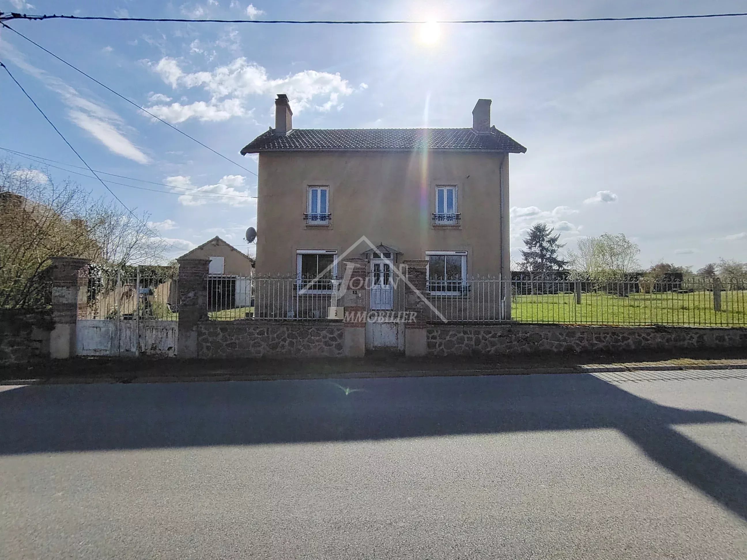 Maison Charmante avec Jardin au Donjon