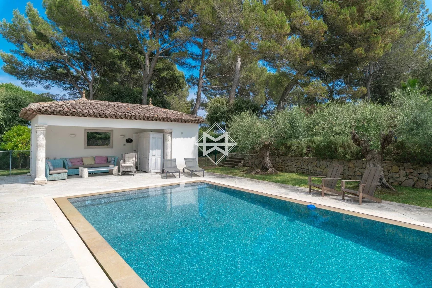 06250 MOUGINS VILLA