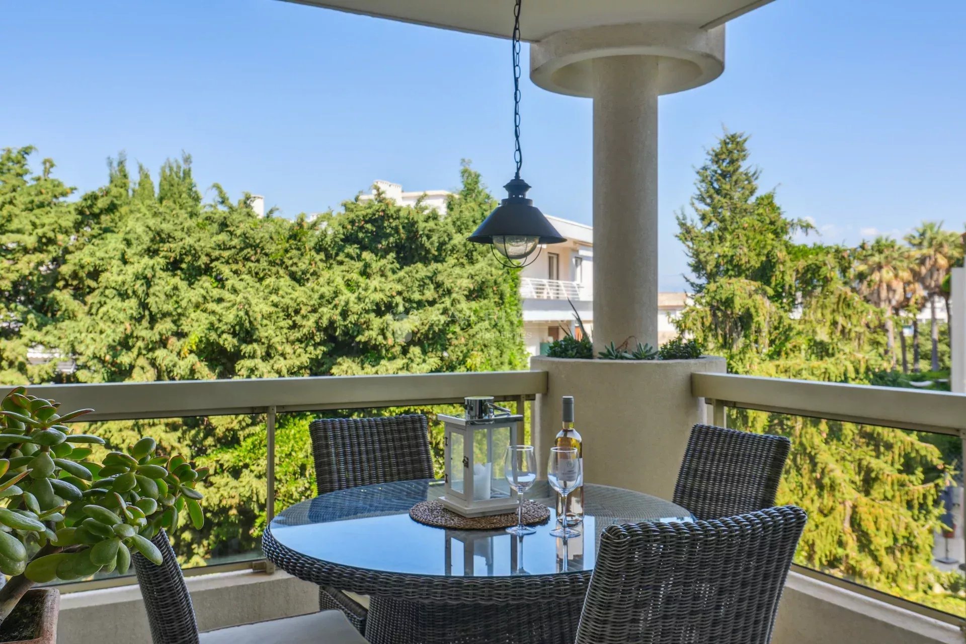 SOUS OFFRE - EXCLUSIVITÉ - Antibes Juan les Pins - Beau studio avec terrasse. Piscine. Gardien.