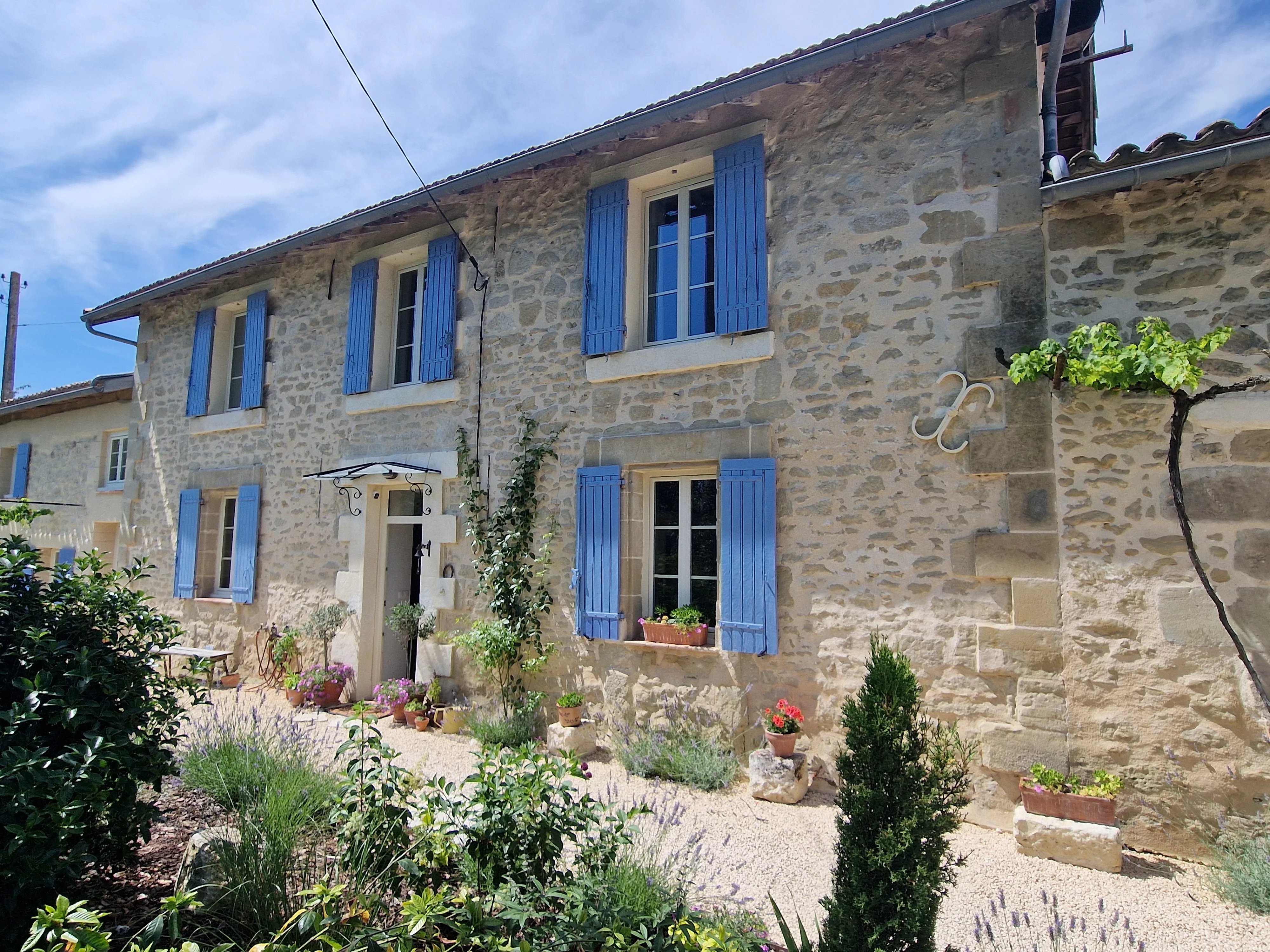 Maison en pierre magnifiquement rénovée avec 6 chambres, 4 salles de bains, piscine et bois.