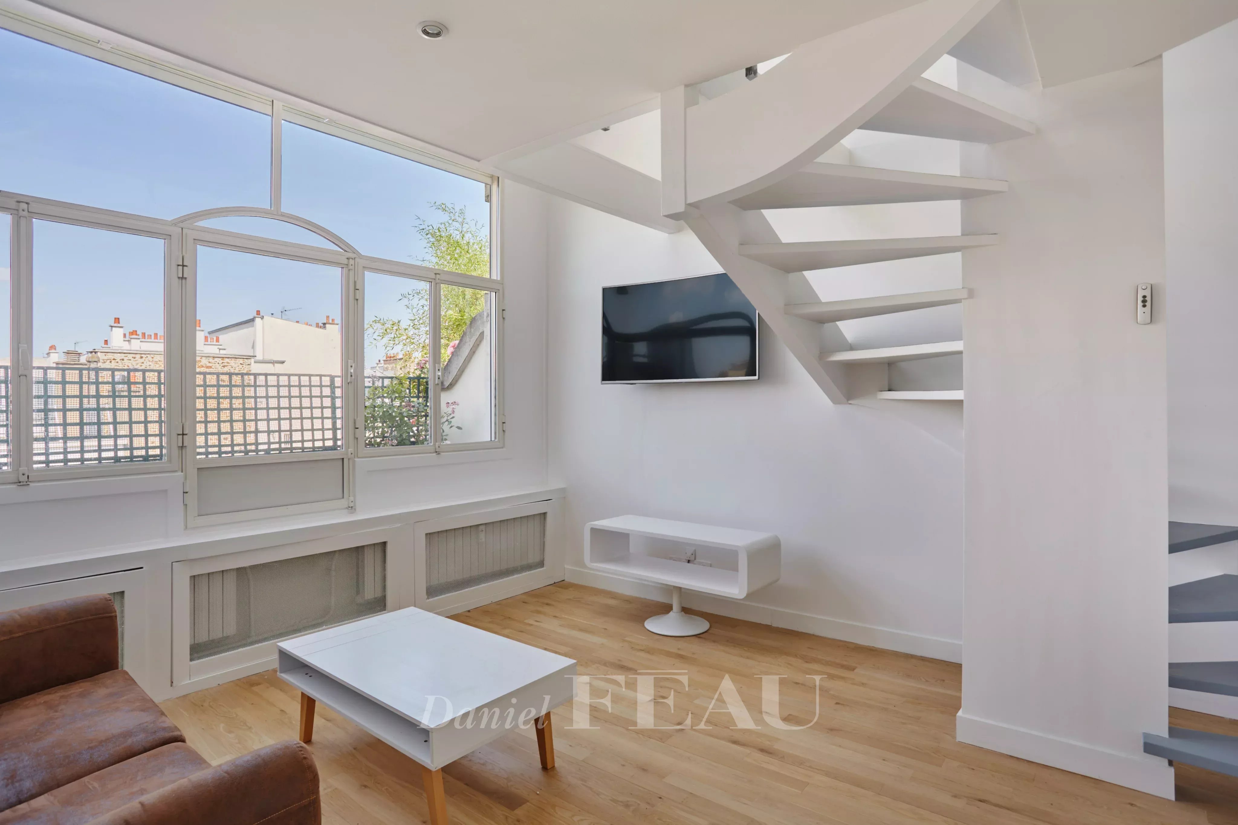 Petit salon avec verrière et mezzanine