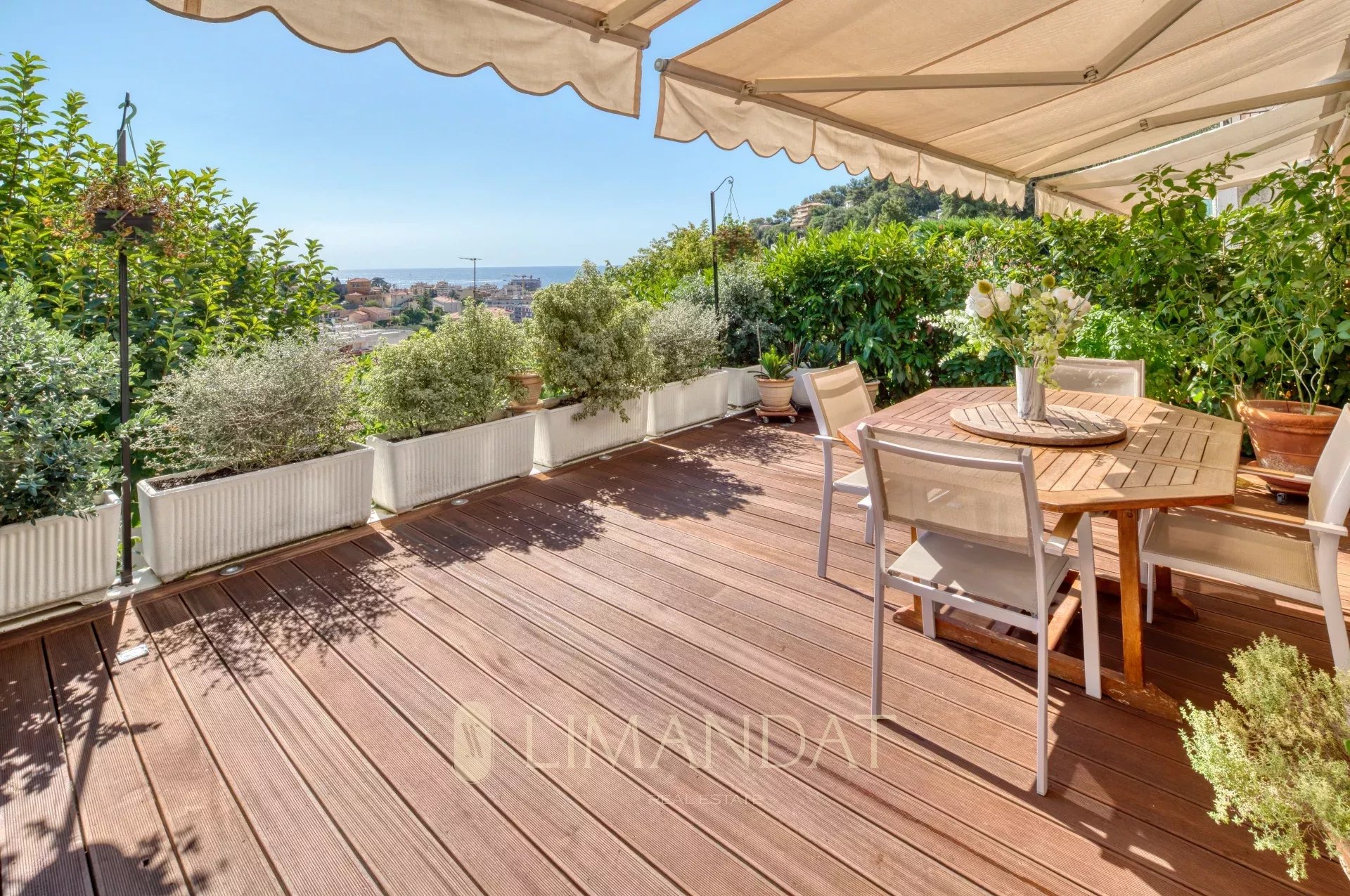 SOLE AGENT - Roquebrune Cap Martin - Apartment-villa 6 rooms, 123 m2, loggia 19 m2, terraces, balconies,  2 garages