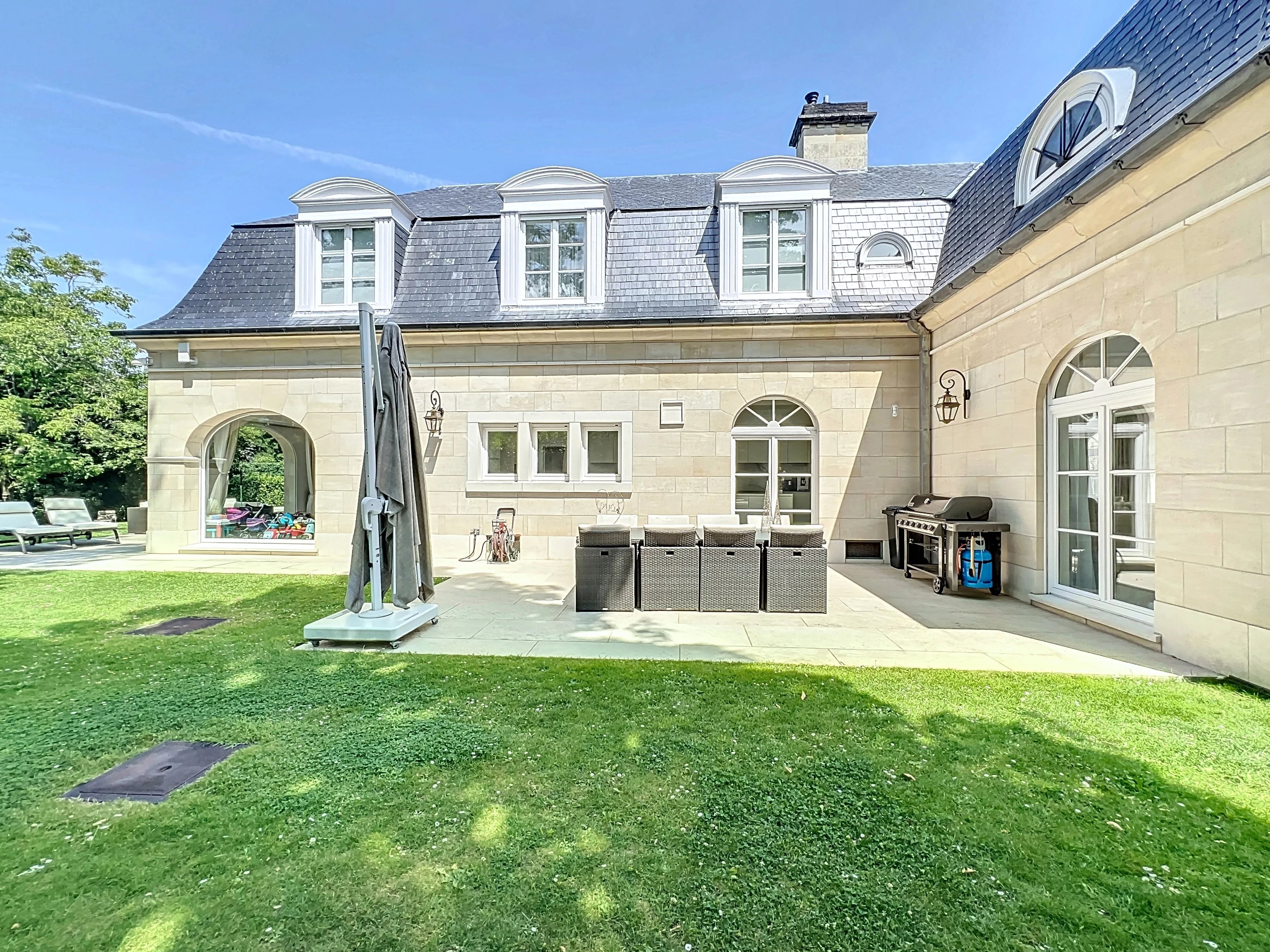 Prachtig huis in zijn groene omhulsel