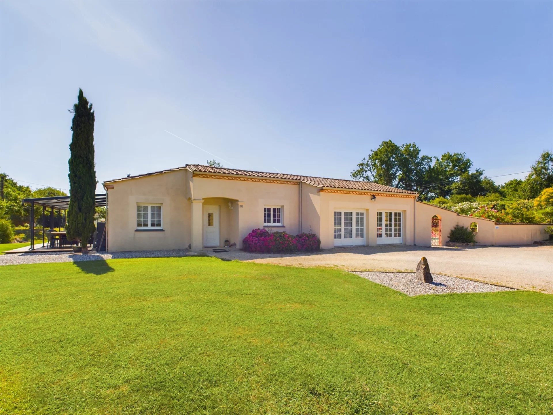 Belle maison de plain pied de 5 chambres avec piscine