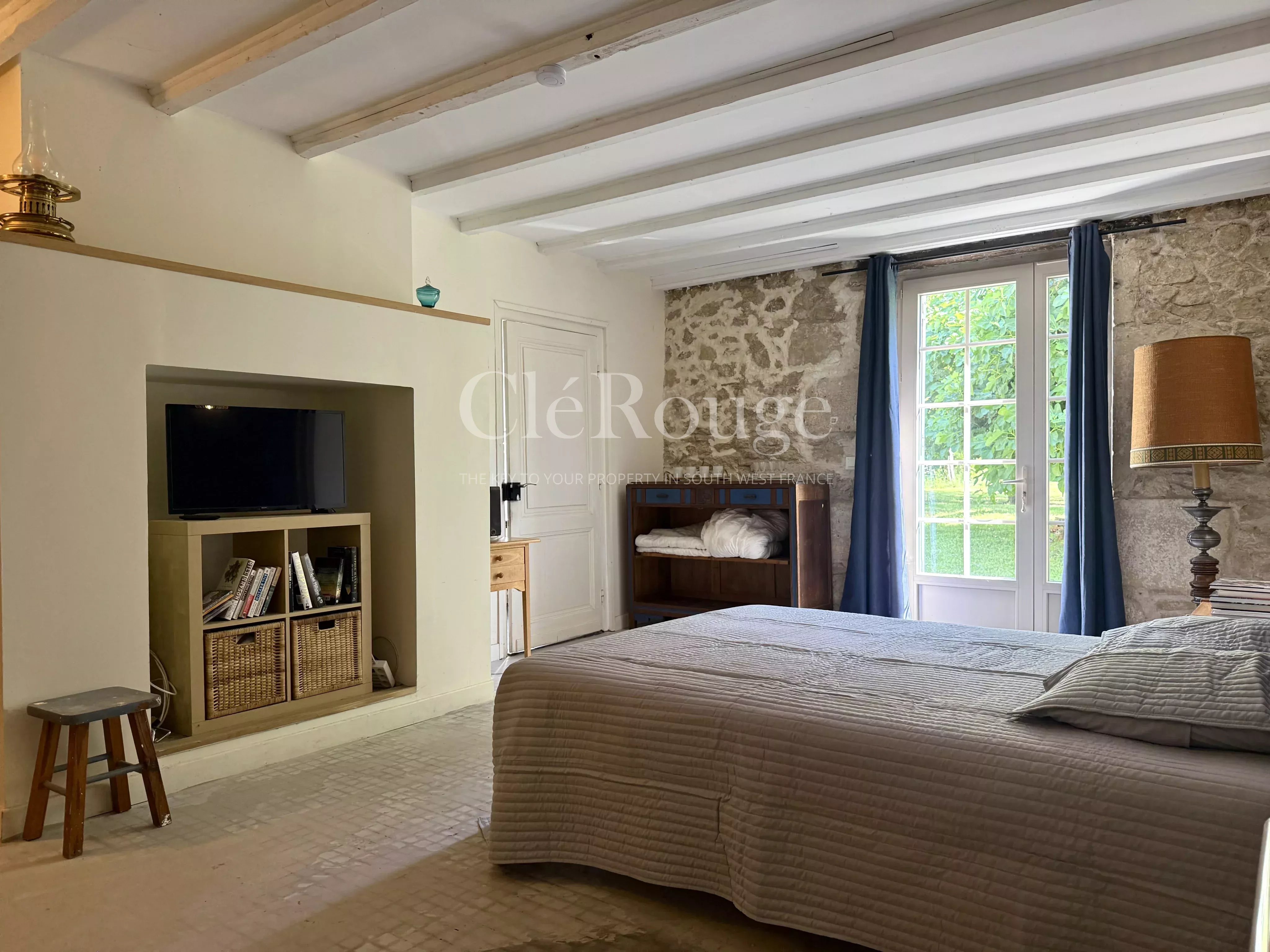 15 minutes from Monségur – Stunning 5-bedroom stone property