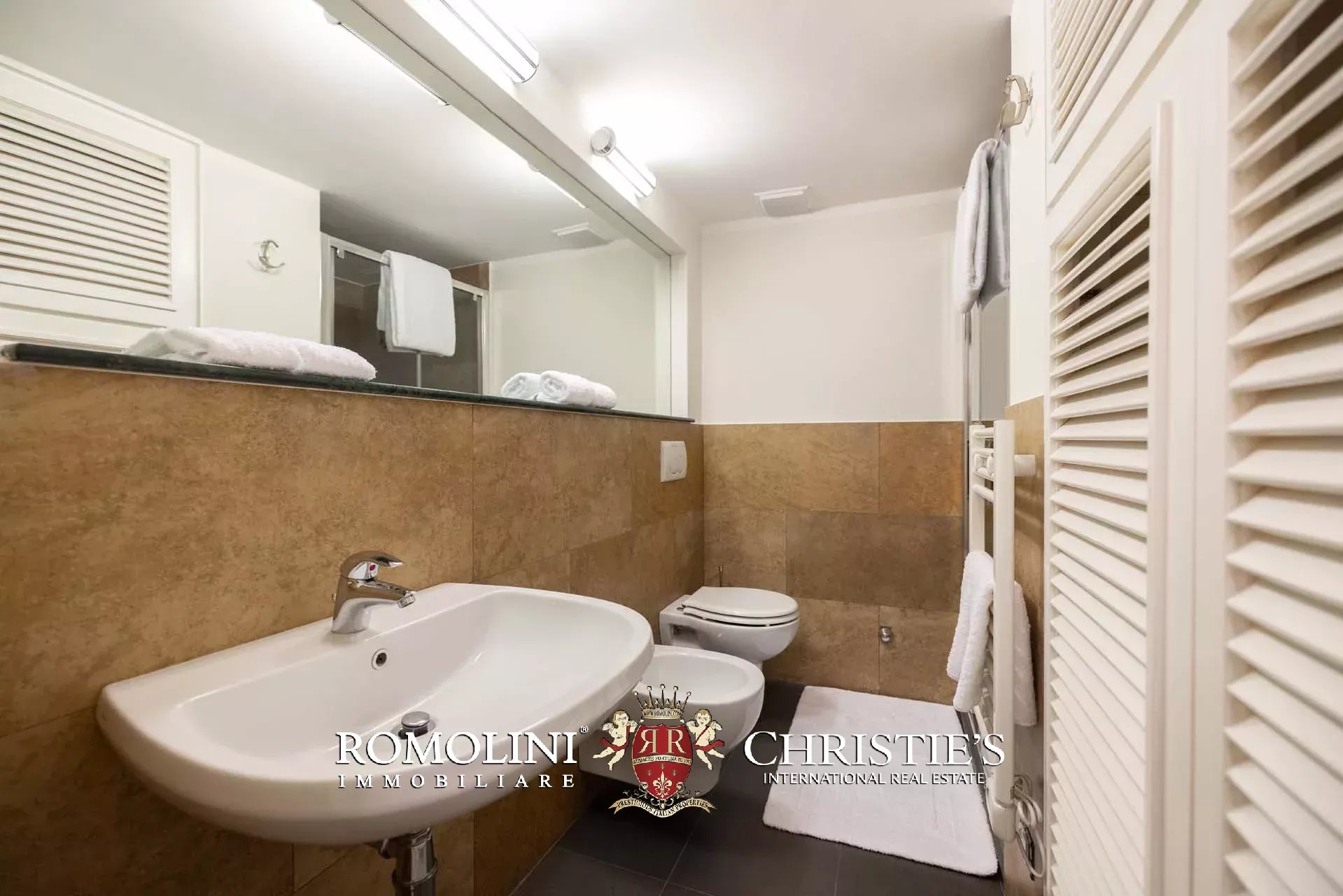 PRACHTVOLLER RESTAURIERTER PALAZZO MIT BLICK AUF DAS HISTORISCHE ZENTRUM VON FLORENZ ZU VERKAUFEN