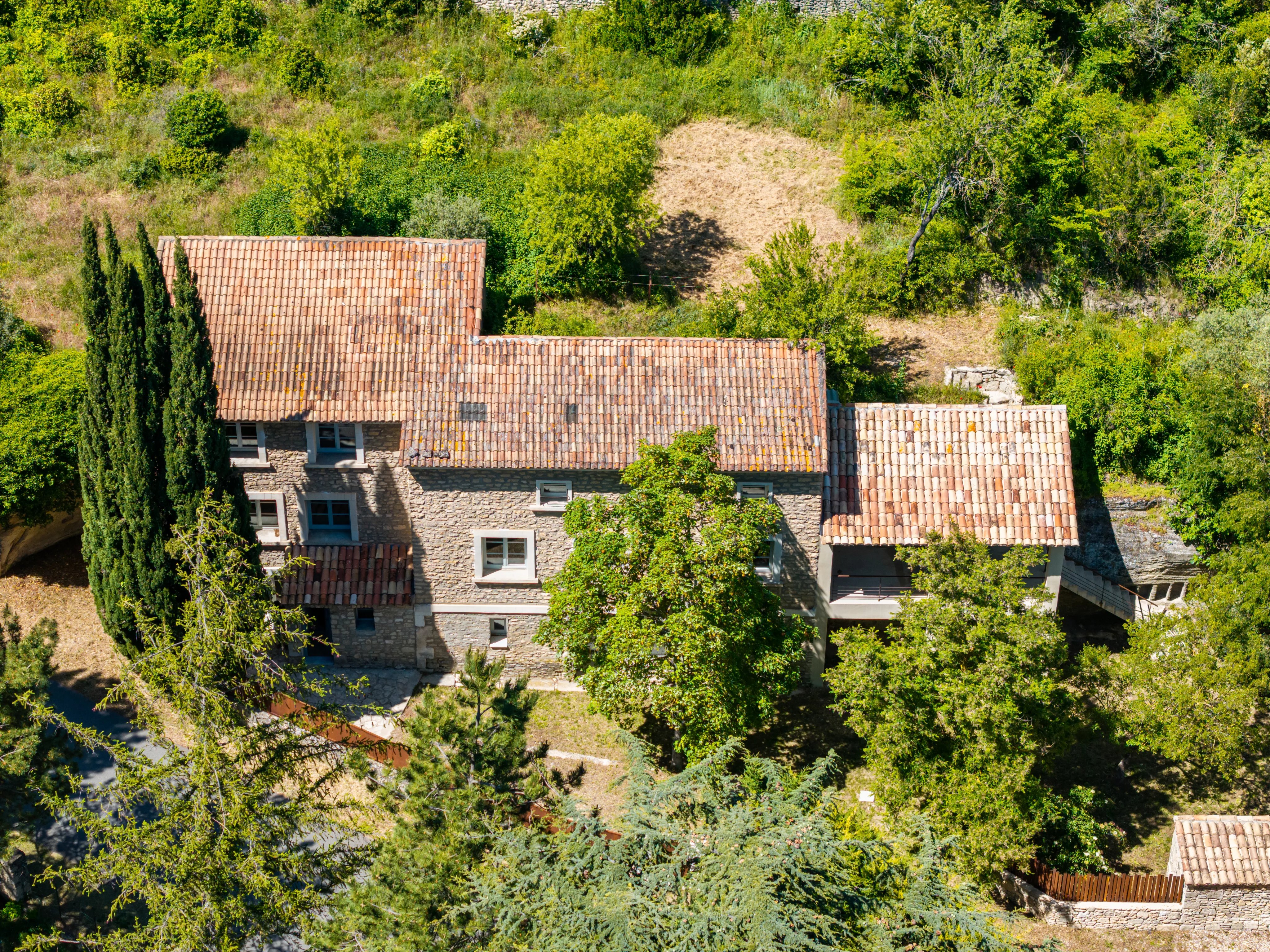Stunning stone property with pool for sale in Bonnieux, in the heart of the Luberon