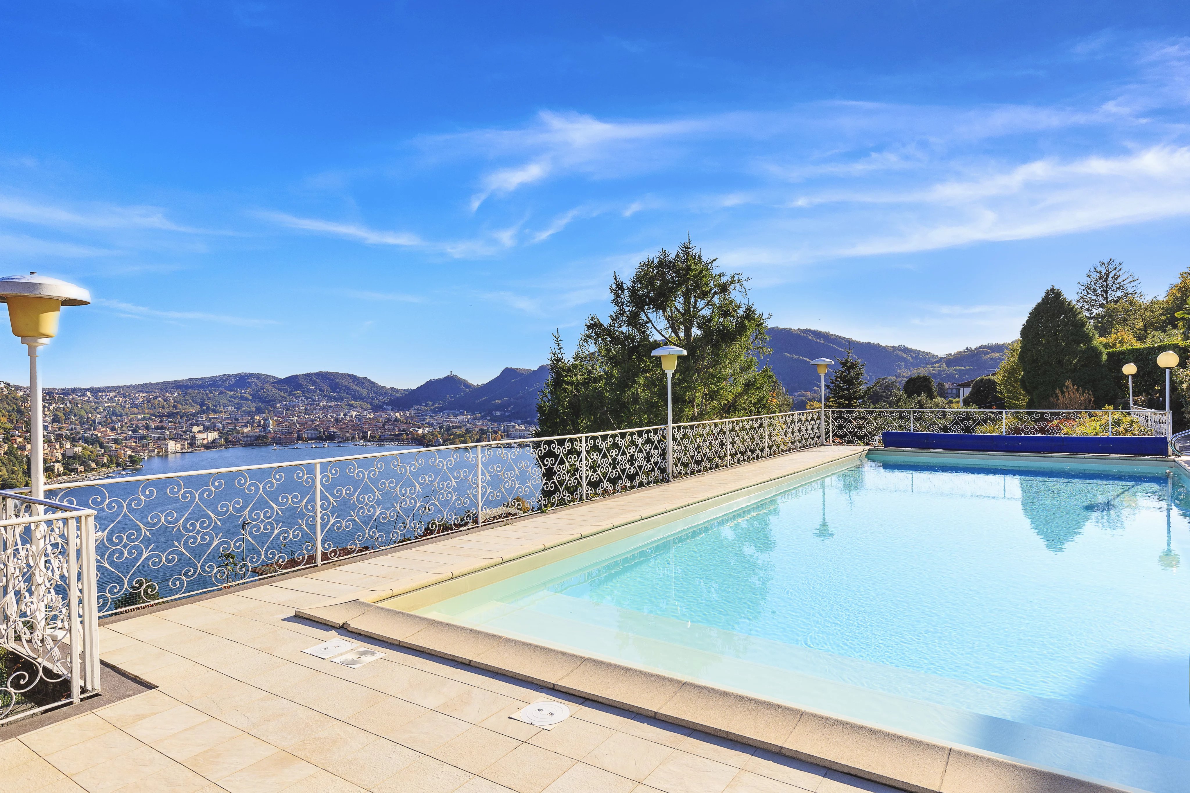 Multi-room apartment in prestigious building, with swimming pool, Lake Como - picture 8 title=