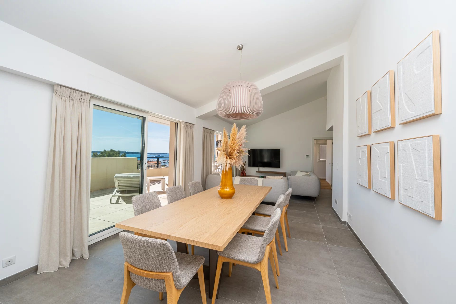 SUPERB PENTHOUSE WITH PANORAMIC SEA VIEW — 3 GARAGES — CANNES CENTRE