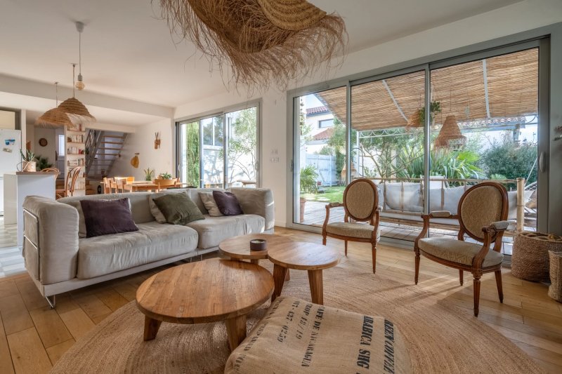 TASSIN-LA-DEMI-LUNE - BOURG - Maison de 190m² environ - 8 chambres - Jardin de 250m² environ - Piscine