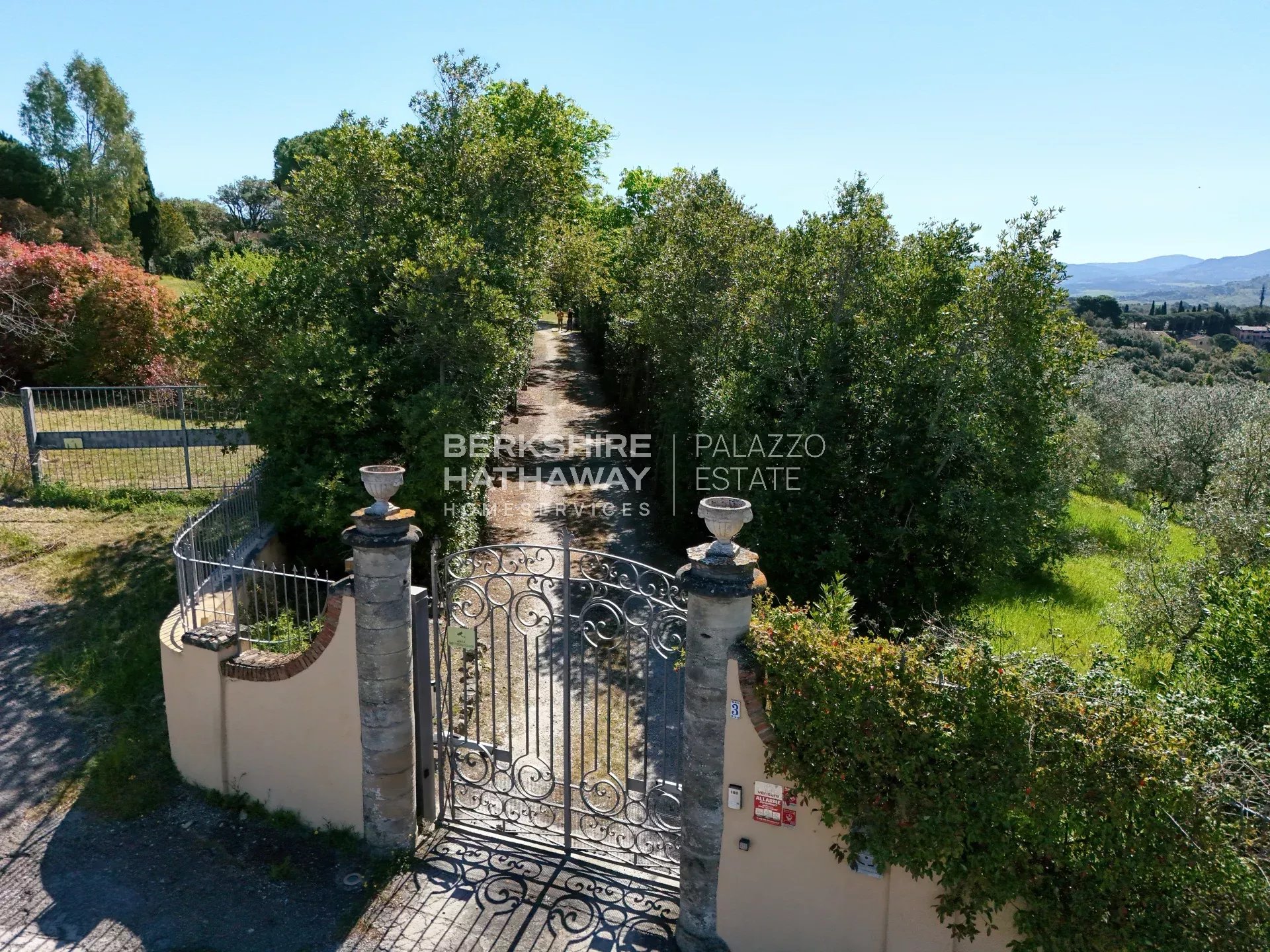 Elegante Villa d'Epoca con Vista Mare e Piscina a Riparbella