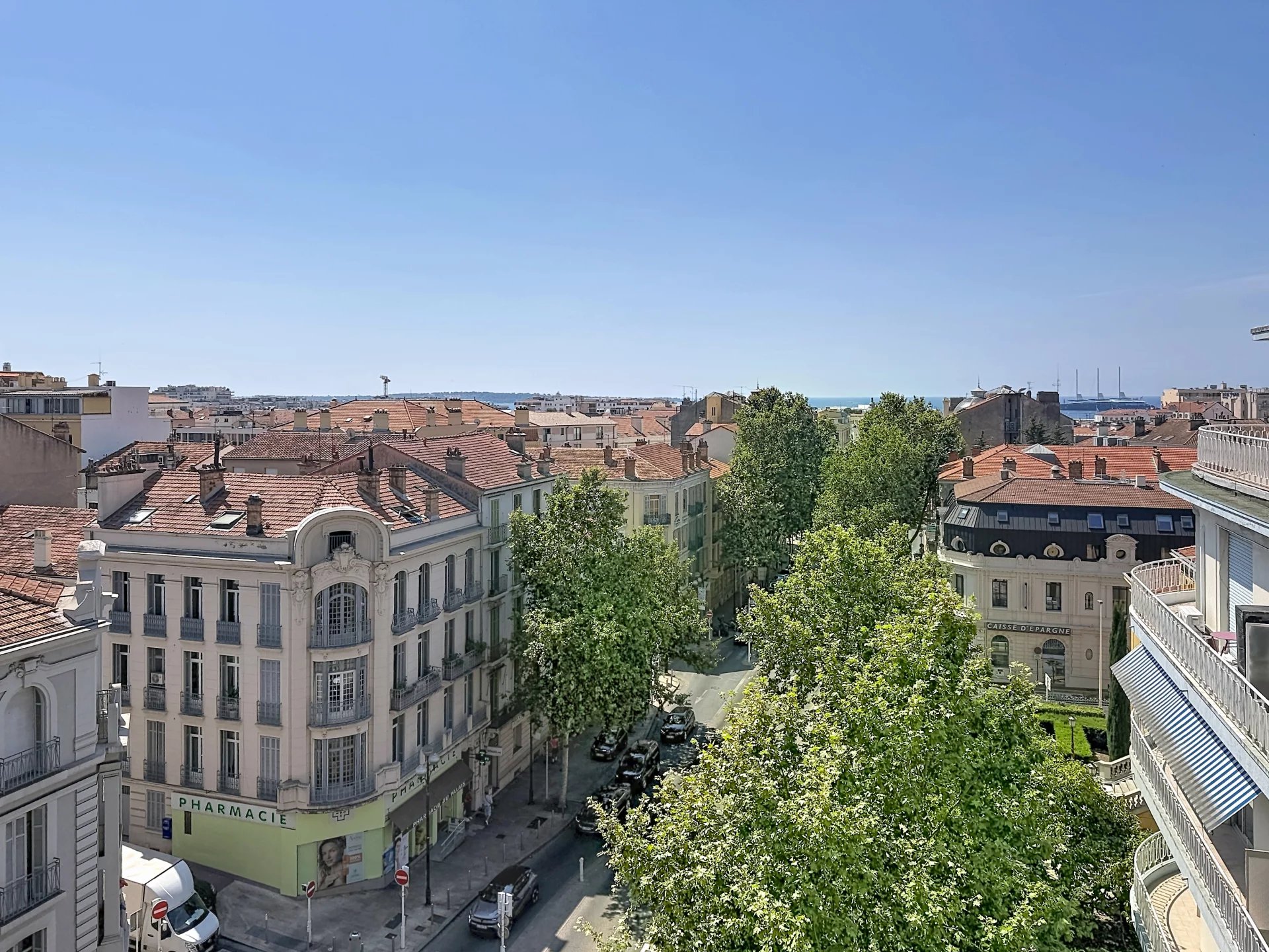 CANNES 400M PALAIS : 4 PIECES DERNIER ETAGE