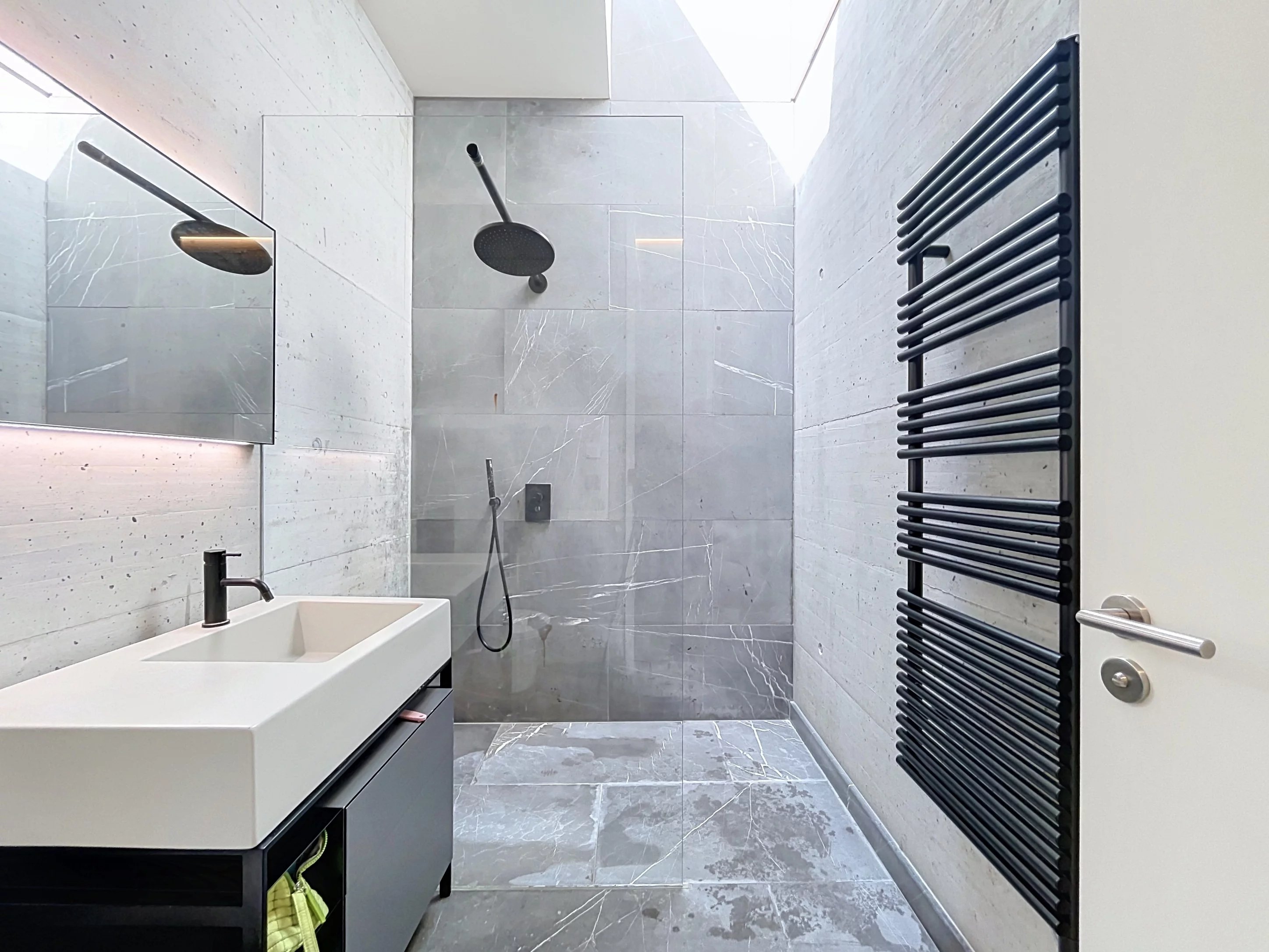 Propriété contemporaine avec rooftop panoramique