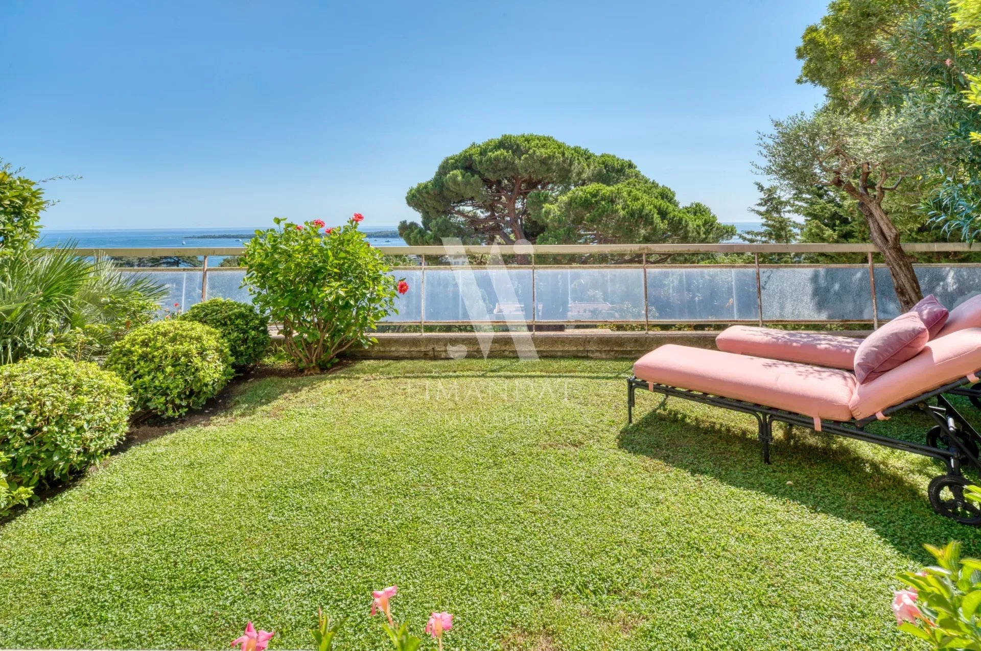 CANNES - Appartement entouré d'une Terrasse de 300 m² et Studio Indépendant